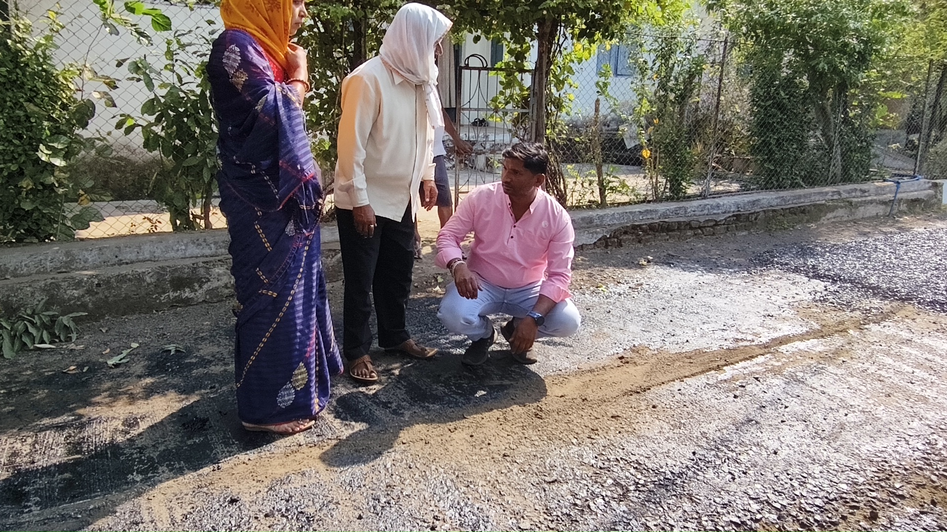 नेपानगर के वार्ड क्रमांक 7 में डामरीकरण का निर्माण का घटिया निर्माण होने पर वार्डवासियों एवं पार्षद ने काम रोका 