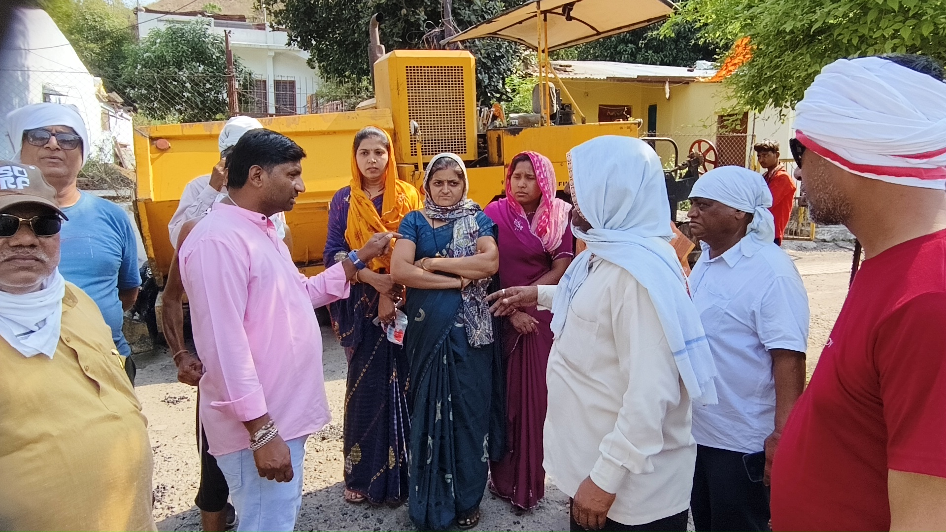 नेपानगर के वार्ड क्रमांक 7 में डामरीकरण का निर्माण का घटिया निर्माण होने पर वार्डवासियों एवं पार्षद ने काम रोका 