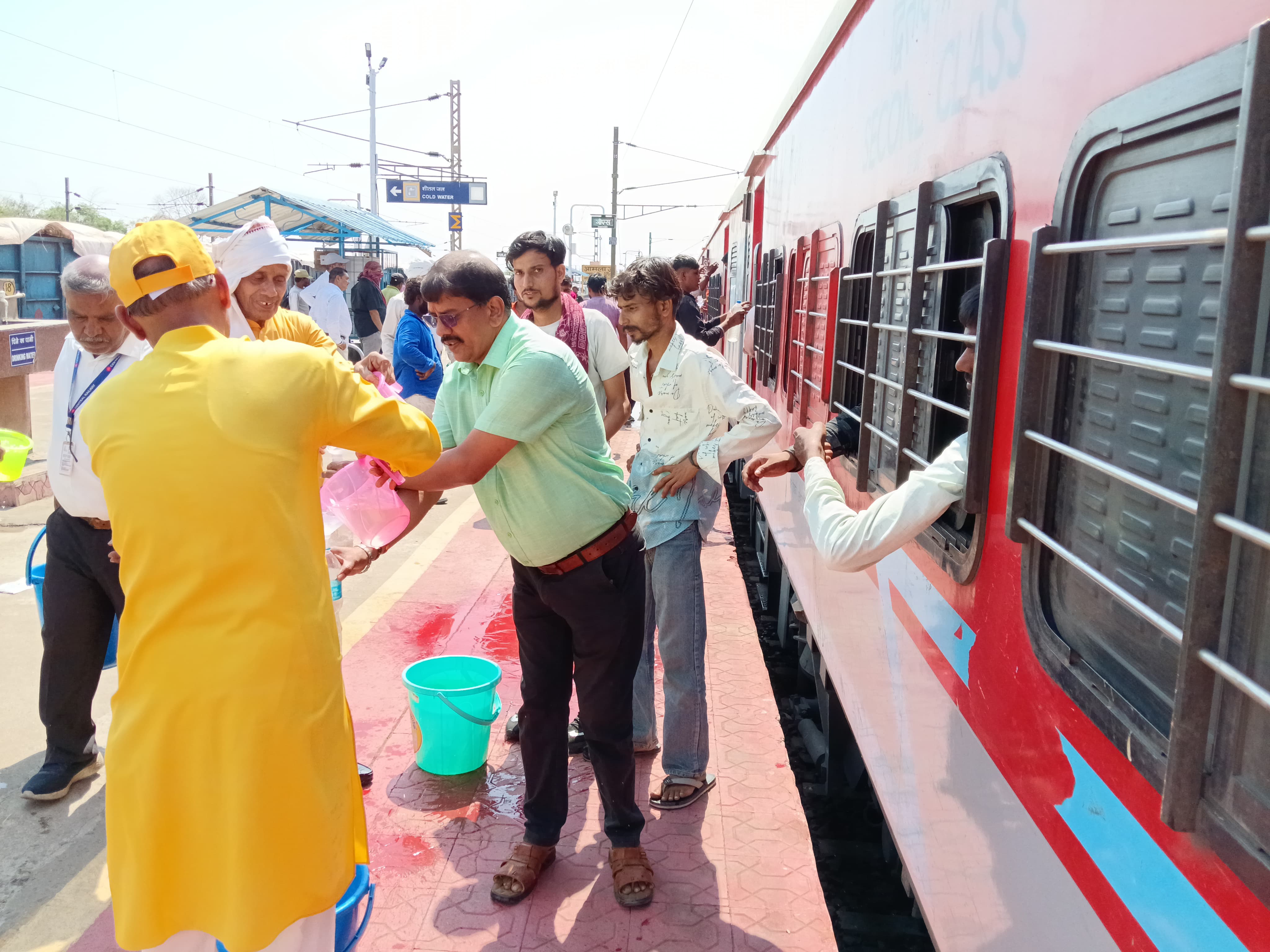 भीषण गर्मी में इंसानियत की मिसाल: आमला में यात्रियों को पिलाया जा रहा शीतल जल posted by Mohammad Asif Langha from Amla