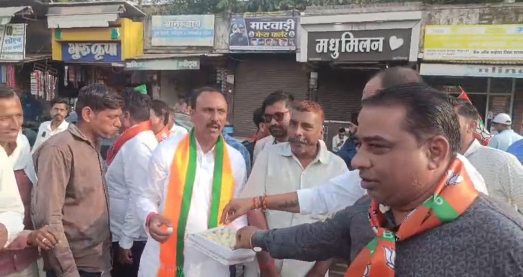 भाजपा किसान मोर्चा ने जिला मुख्यालय पर श्रीराम चौक पर आतिशबाजी कर जताया हर्ष ,मिठाई से कराया मुंह मीठा