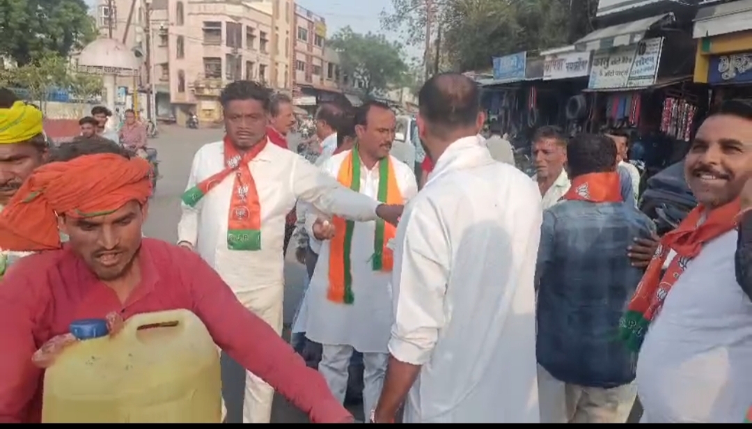 भाजपा किसान मोर्चा ने जिला मुख्यालय पर श्रीराम चौक पर आतिशबाजी कर जताया हर्ष ,मिठाई से कराया मुंह मीठा