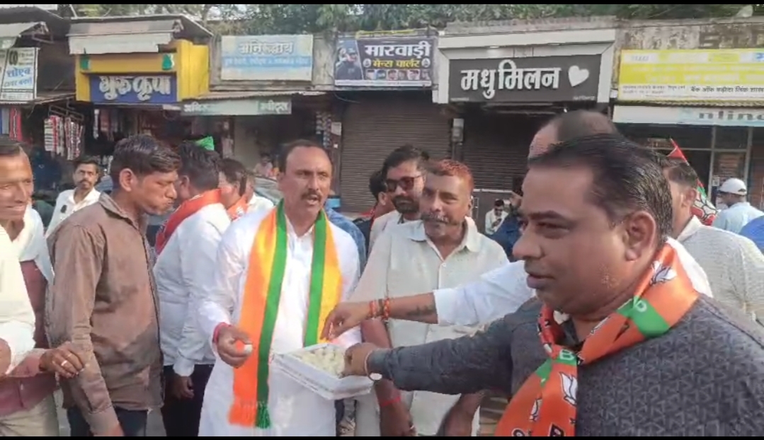 भाजपा किसान मोर्चा ने जिला मुख्यालय पर श्रीराम चौक पर आतिशबाजी कर जताया हर्ष ,मिठाई से कराया मुंह मीठा