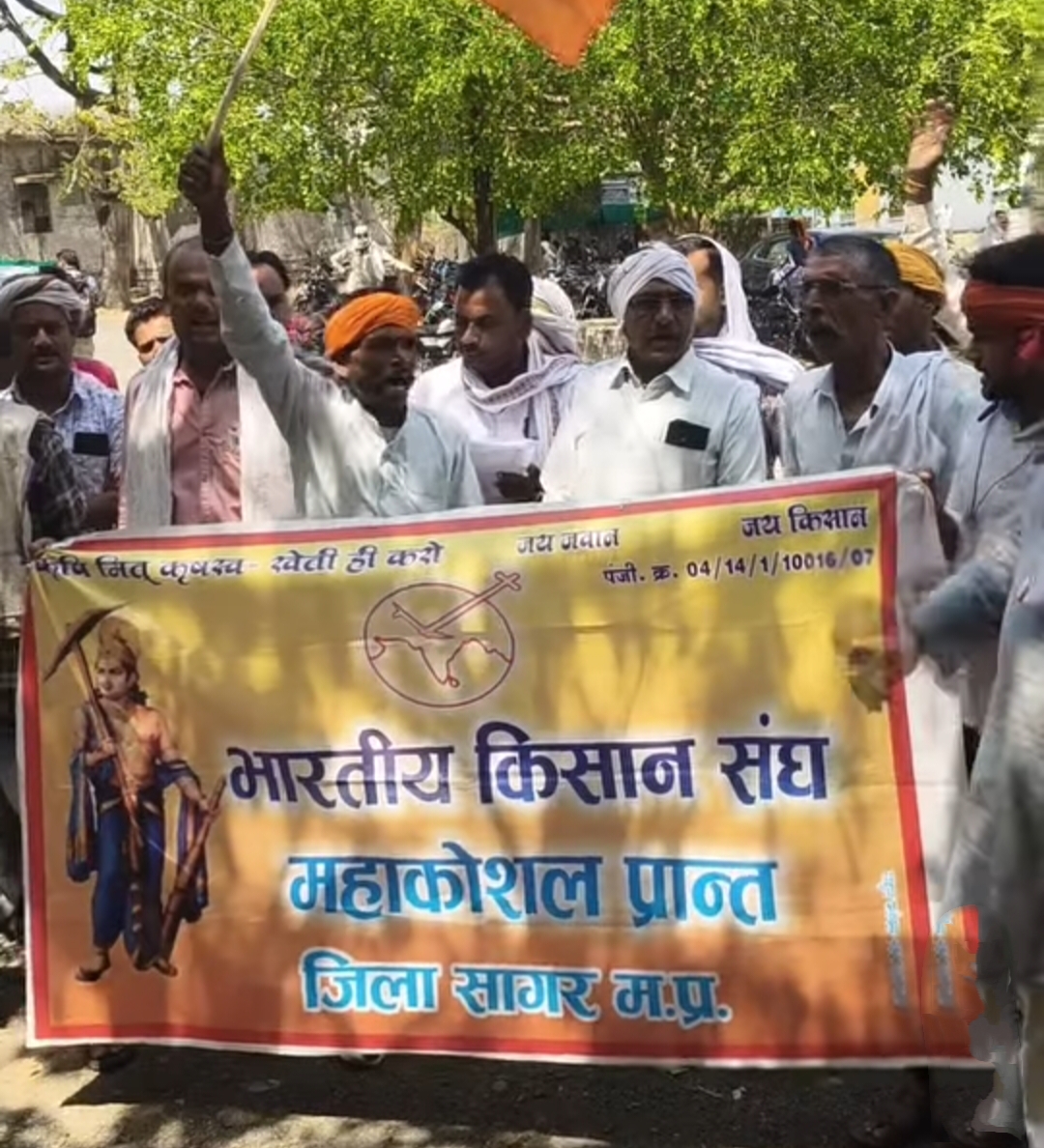 भारतीय किसान संघ द्वारा मांगों को लेकर मुख्यमंत्री के नाम तहसीलदार को सौंपा गया ज्ञापन