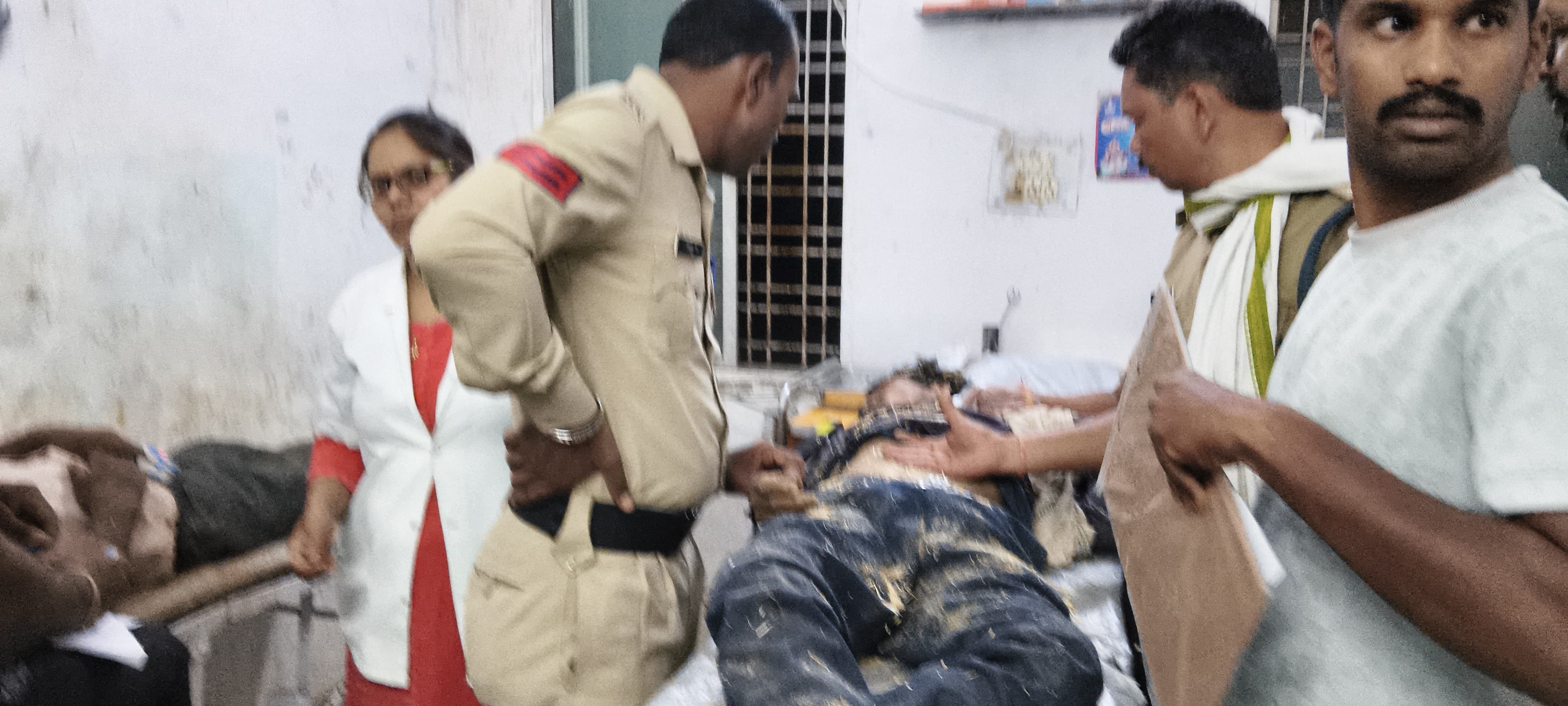 हाइवे 47 पर टायर बदल रहे भूसा भरे ट्रेक्टर ट्राली कों दुग्ध वाहन नें मारी टक्कर, एक की हुई मौत ।