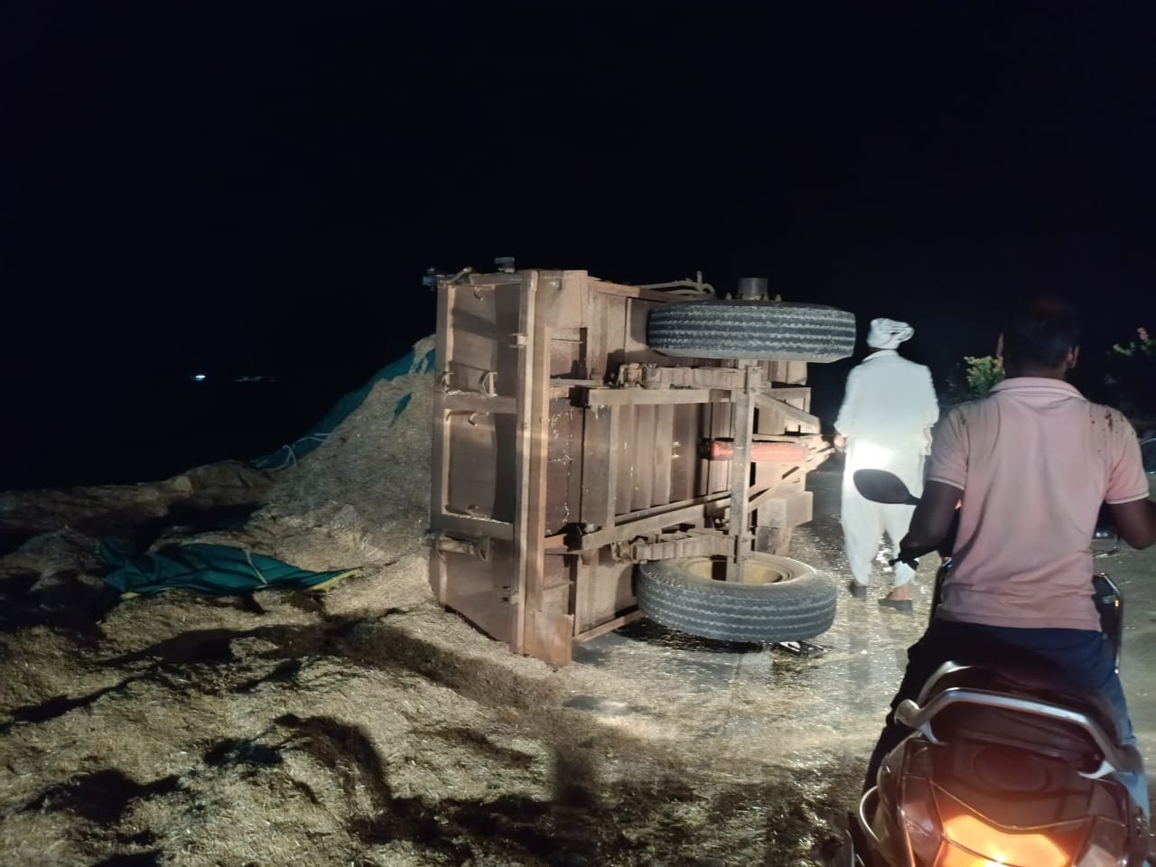 हाइवे 47 पर टायर बदल रहे भूसा भरे ट्रेक्टर ट्राली कों दुग्ध वाहन नें मारी टक्कर, एक की हुई मौत ।