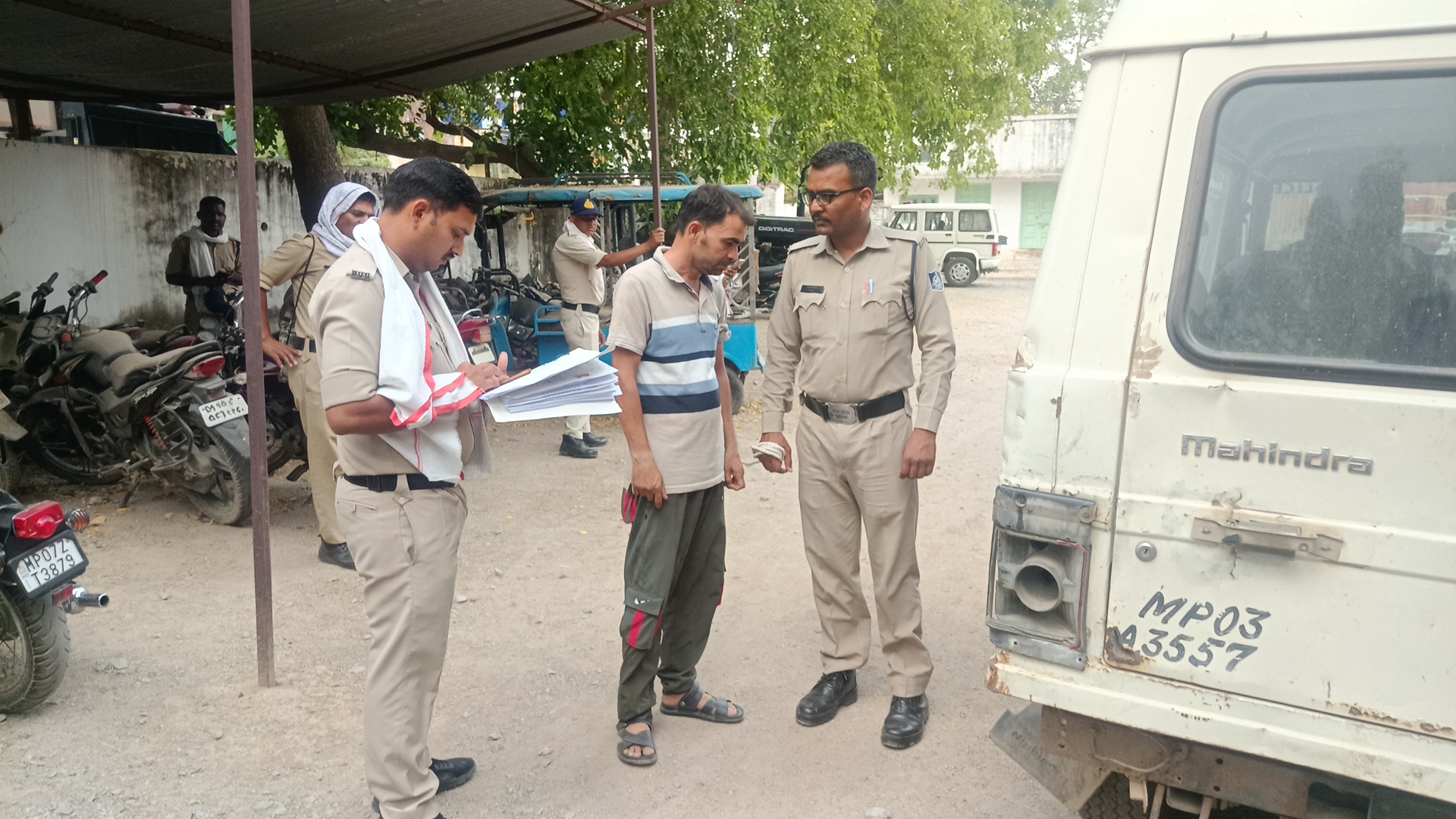 डबरा सिटी पुलिस के हत्थे चढ़ा अंतर्राज्यीय शातिर वाहन चोर , आरोपी के कब्जे से 2 बाइक और 2 स्कूटी समेत 4 वाहन बरामद