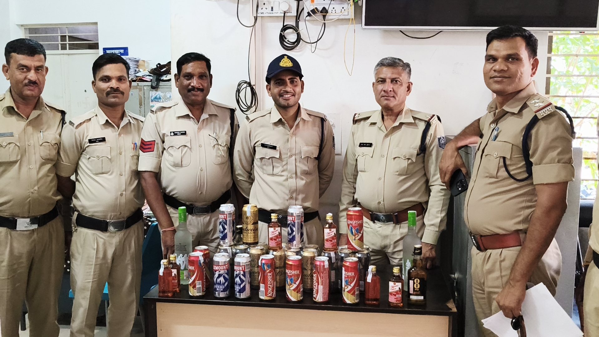 अवैध शराब पर पुलिस की छापामार कार्यवाही 6 जगहों से बड़ी मात्रा मे की गई अवैध शराब जप्त। posted by Mohammad Afsar  from Multai