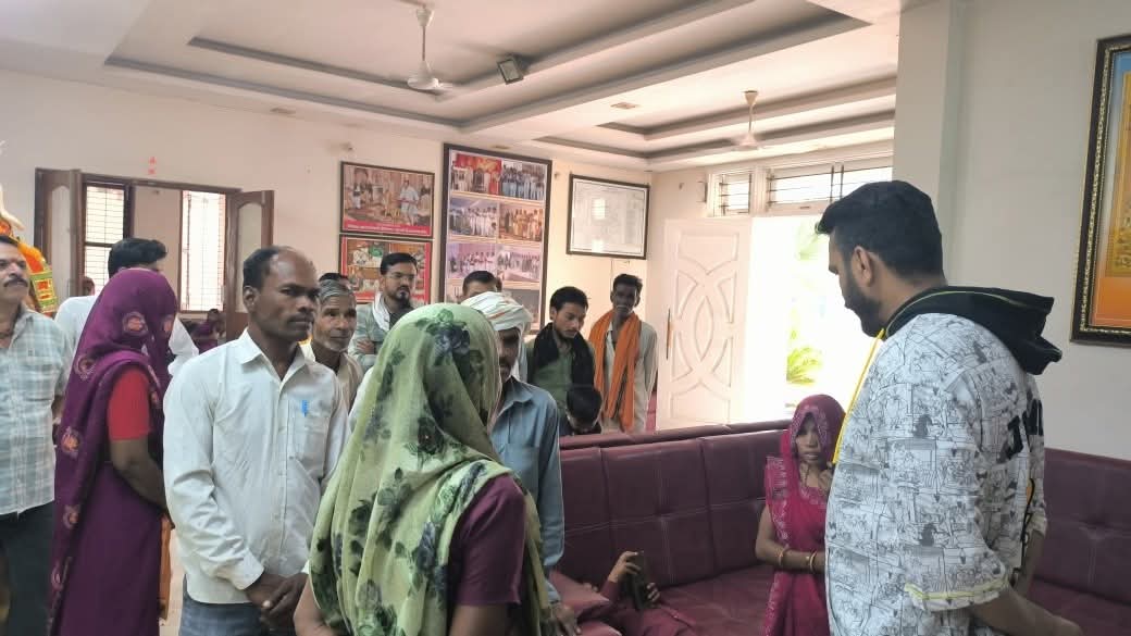 14 मरीजों को उनके परिजनों सहित कुल 32 लोगों को एम्बुलेंस एवं निजी वाहनों द्वारा बेहतर उपचार हेतु भोपाल भेजा posted by Ravi Soni from Garhakota