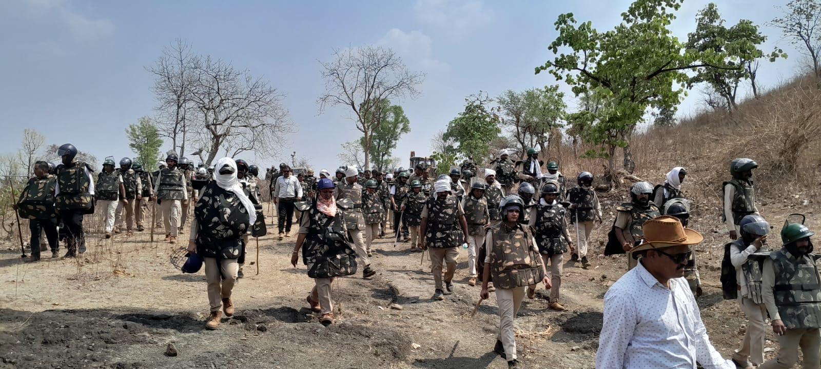 “पत्थरों के बीच चला बुलडोजर—नेपानगर में 49 अवैध झोपड़ियां ढहाईं, कई घायल!”
