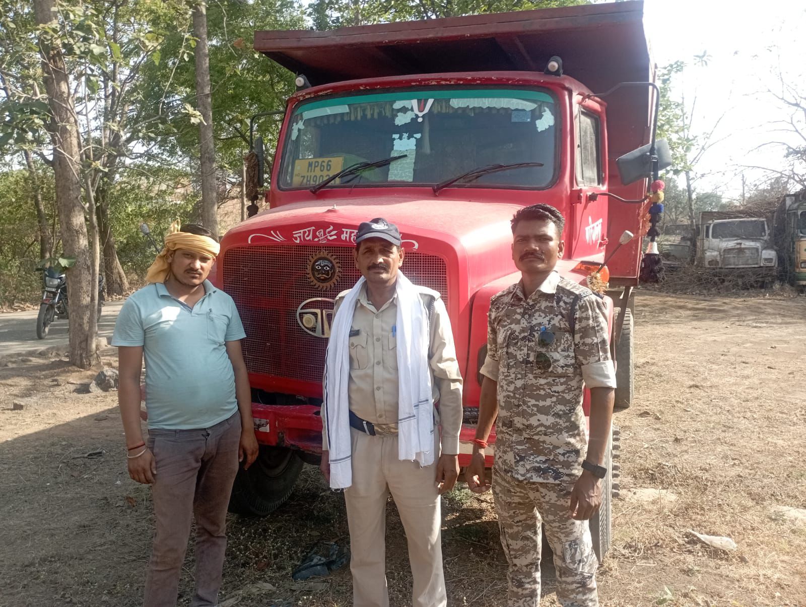 बिना वैध अभिवहन पास गिट्टी परिवहन करते डंपर जब्त, खनिज विभाग की बड़ी कार्यवाही  posted by Avnish Sharma from Singrauli