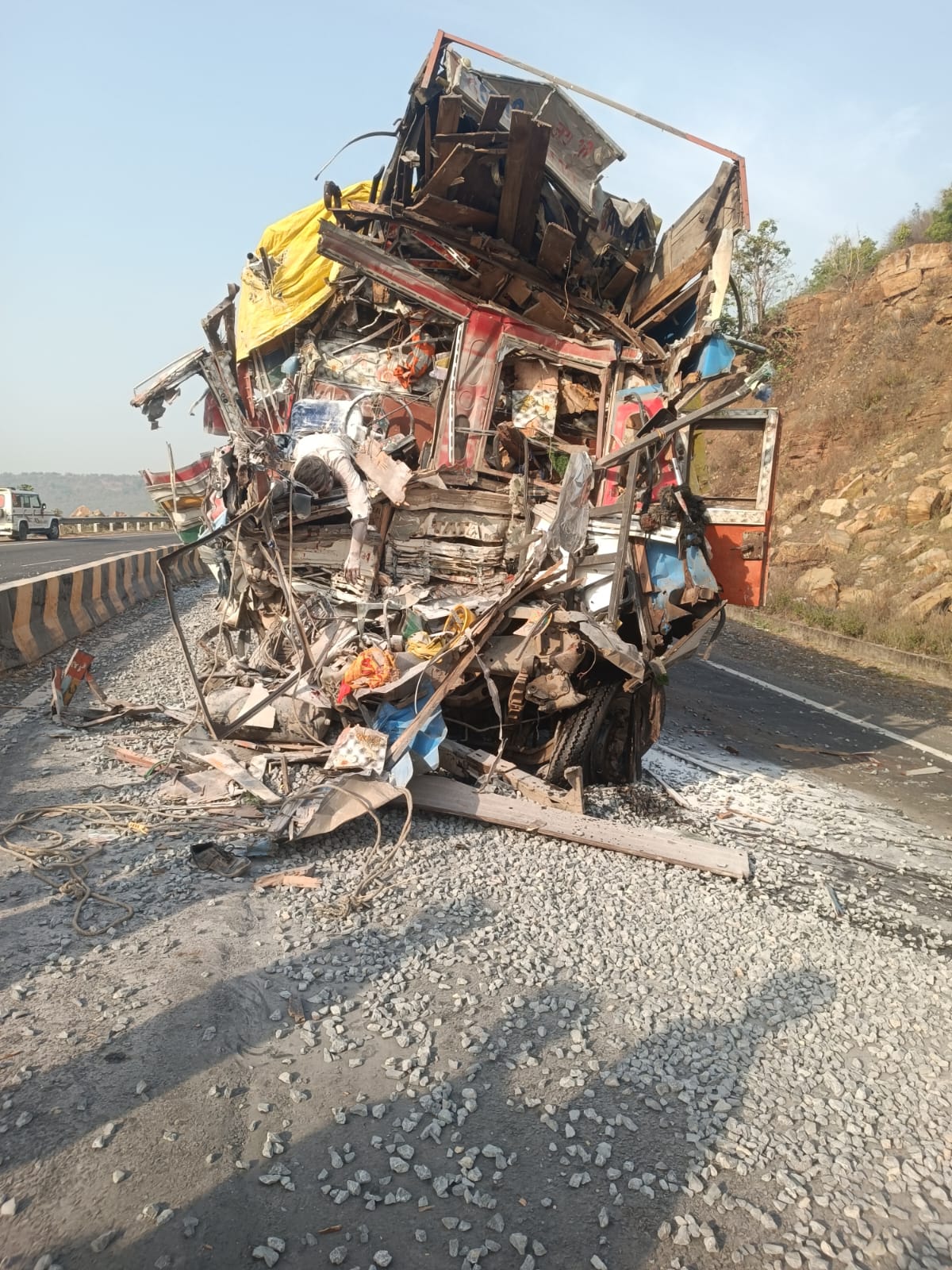 NH-30 सोहागी पहाड़ में भीषण सड़क हादसा, दो ट्रकों की टक्कर में चालक की दर्दनाक मौत
