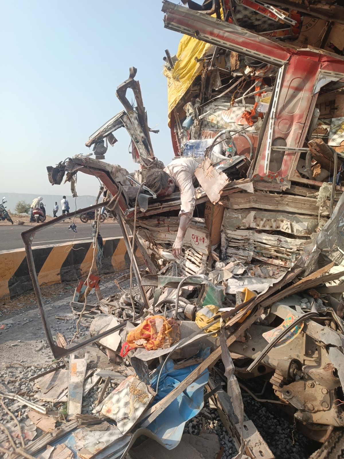 NH-30 सोहागी पहाड़ में भीषण सड़क हादसा, दो ट्रकों की टक्कर में चालक की दर्दनाक मौत