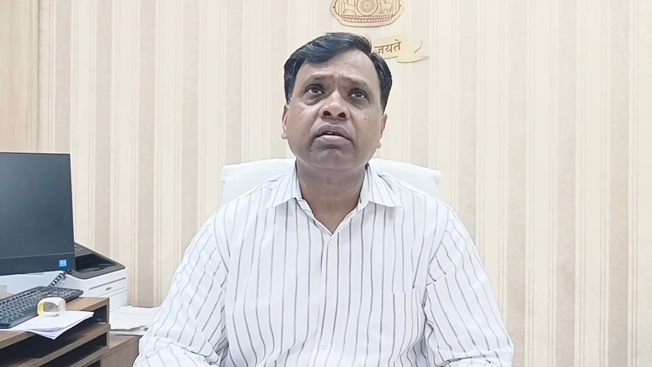 रीवा कलेक्ट्रेट में कलेक्टर की सख्ती, देर से पहुंचे कर्मचारियों को मुख्य गेट पर लगाई फटकार