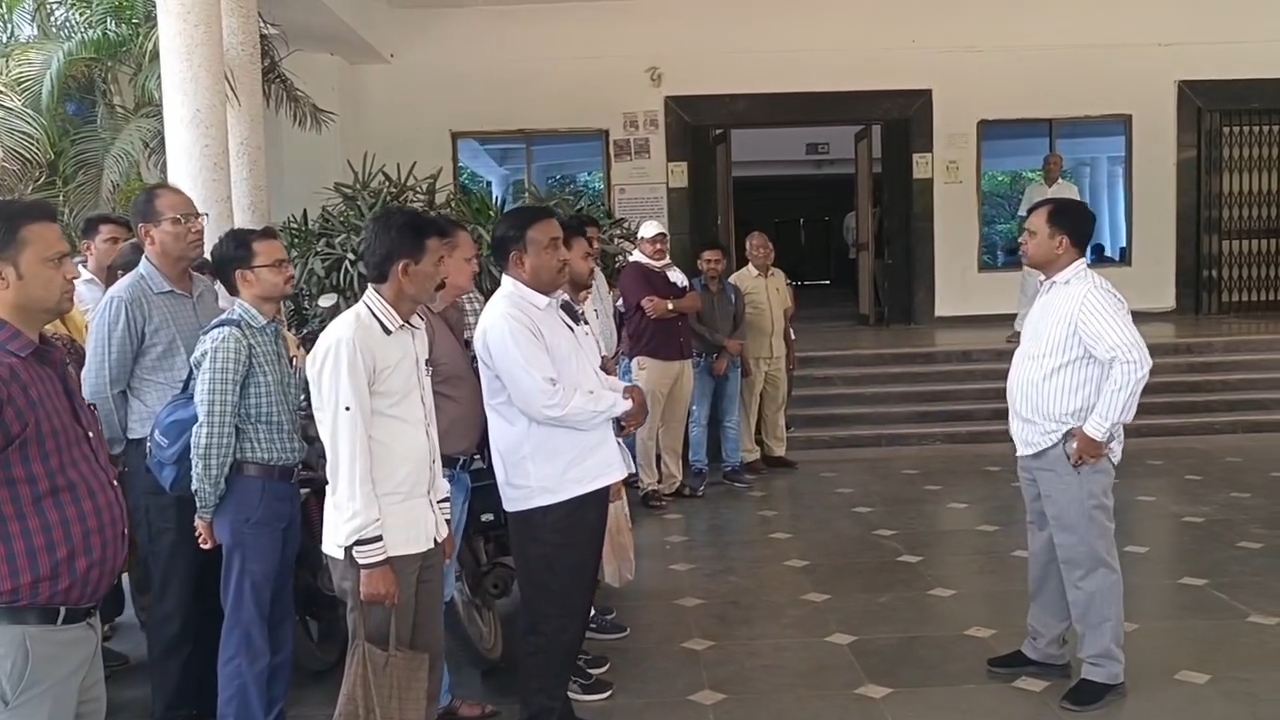रीवा कलेक्ट्रेट में कलेक्टर की सख्ती, देर से पहुंचे कर्मचारियों को मुख्य गेट पर लगाई फटकार