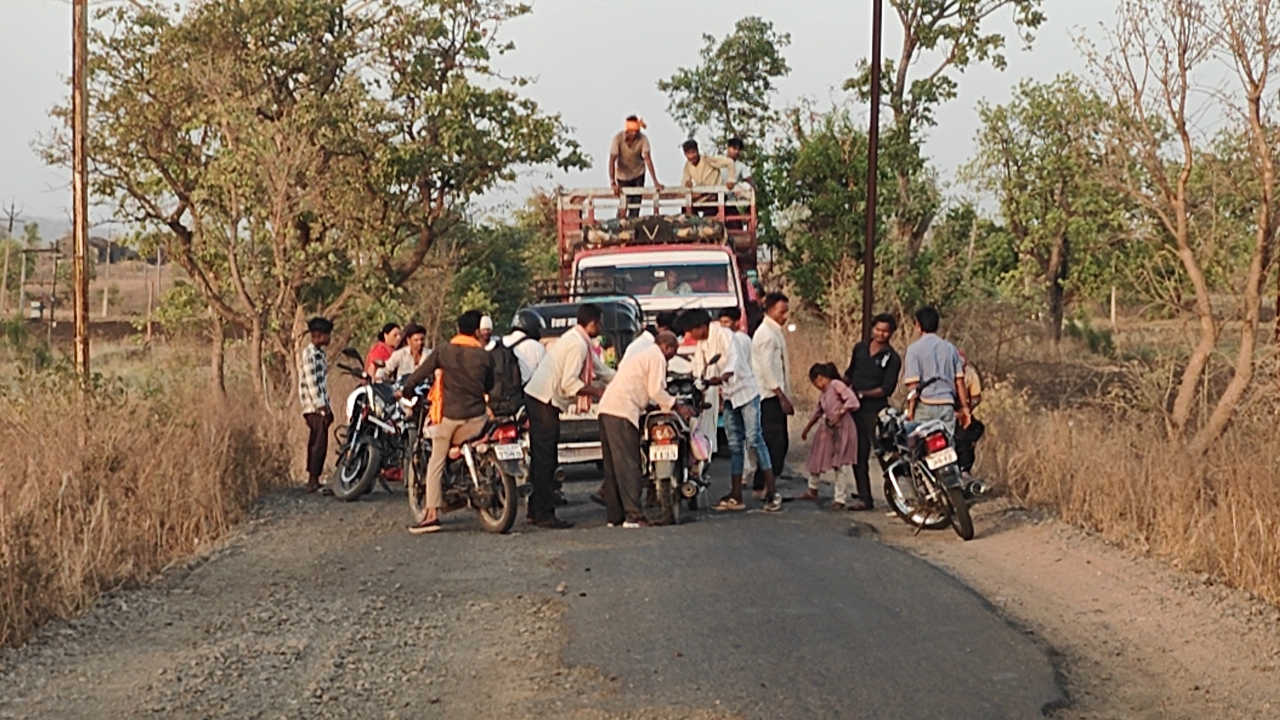 नेपानगर सीवल मार्ग पर भीषण सड़क हादसा तीन लोग घायल