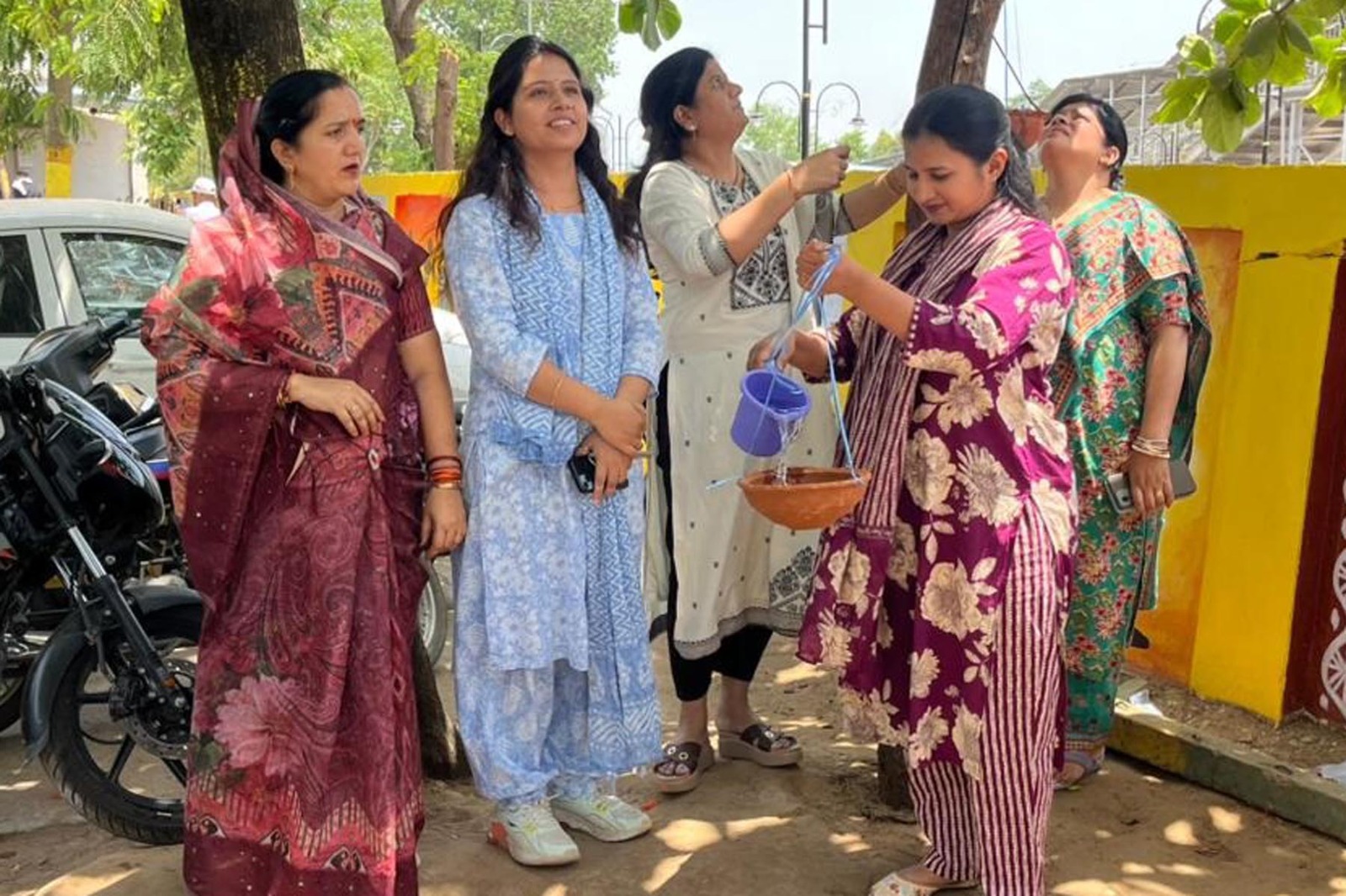 भीषण गर्मी में पक्षियों को सहारा: नर्मदापुरम