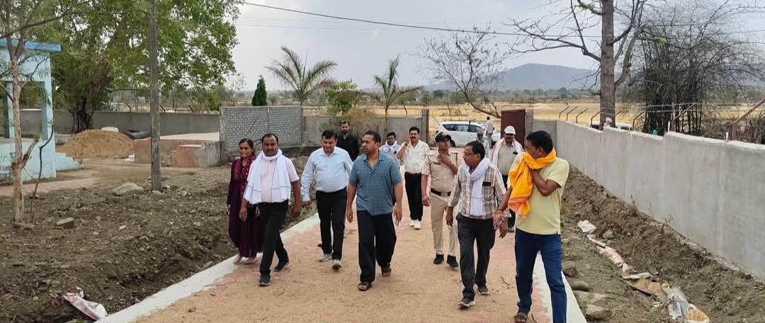 सीईओ जिला पंचायत सागर ने किया दूध डेयरी घाना एवं ग्रापं मरामाधो का दौरा