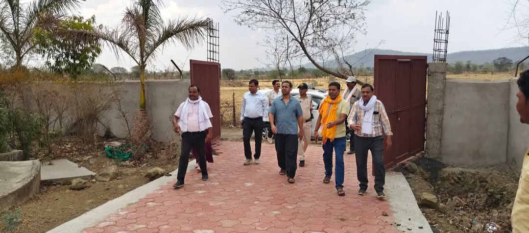सीईओ जिला पंचायत सागर ने किया दूध डेयरी घाना एवं ग्रापं मरामाधो का दौरा