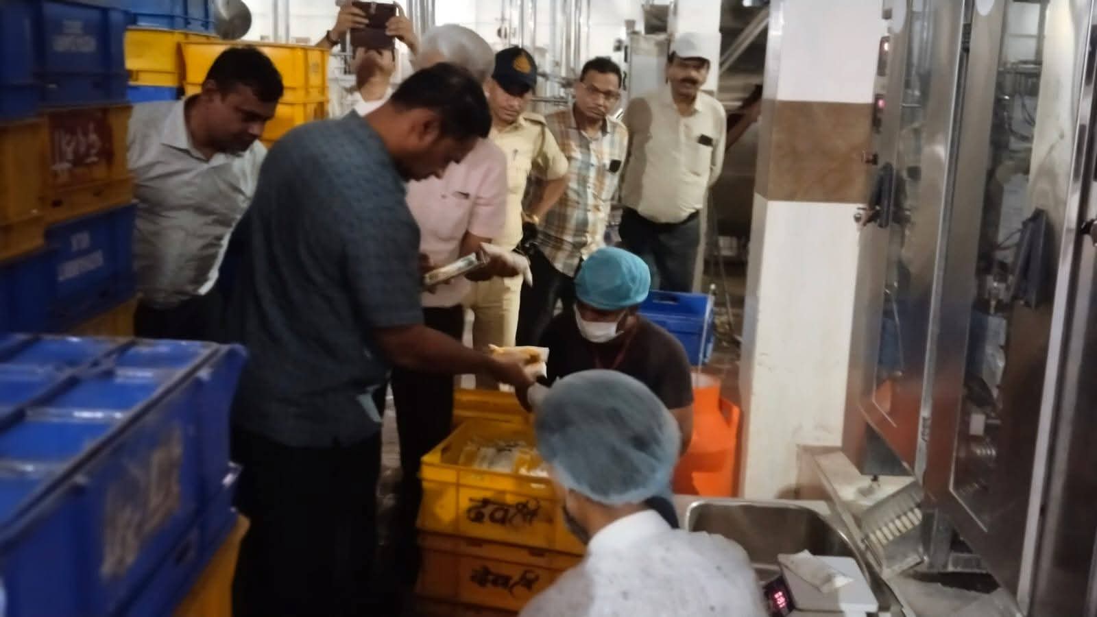 सीईओ जिला पंचायत सागर ने किया दूध डेयरी घाना एवं ग्रापं मरामाधो का दौरा