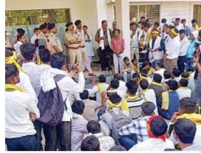 जयस ने किया एसपी कार्यालय का घेराव युवाओं पर एफआइआर दर्ज करने का विरोध किया