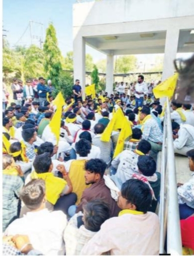 जयस ने किया एसपी कार्यालय का घेराव युवाओं पर एफआइआर दर्ज करने का विरोध किया
