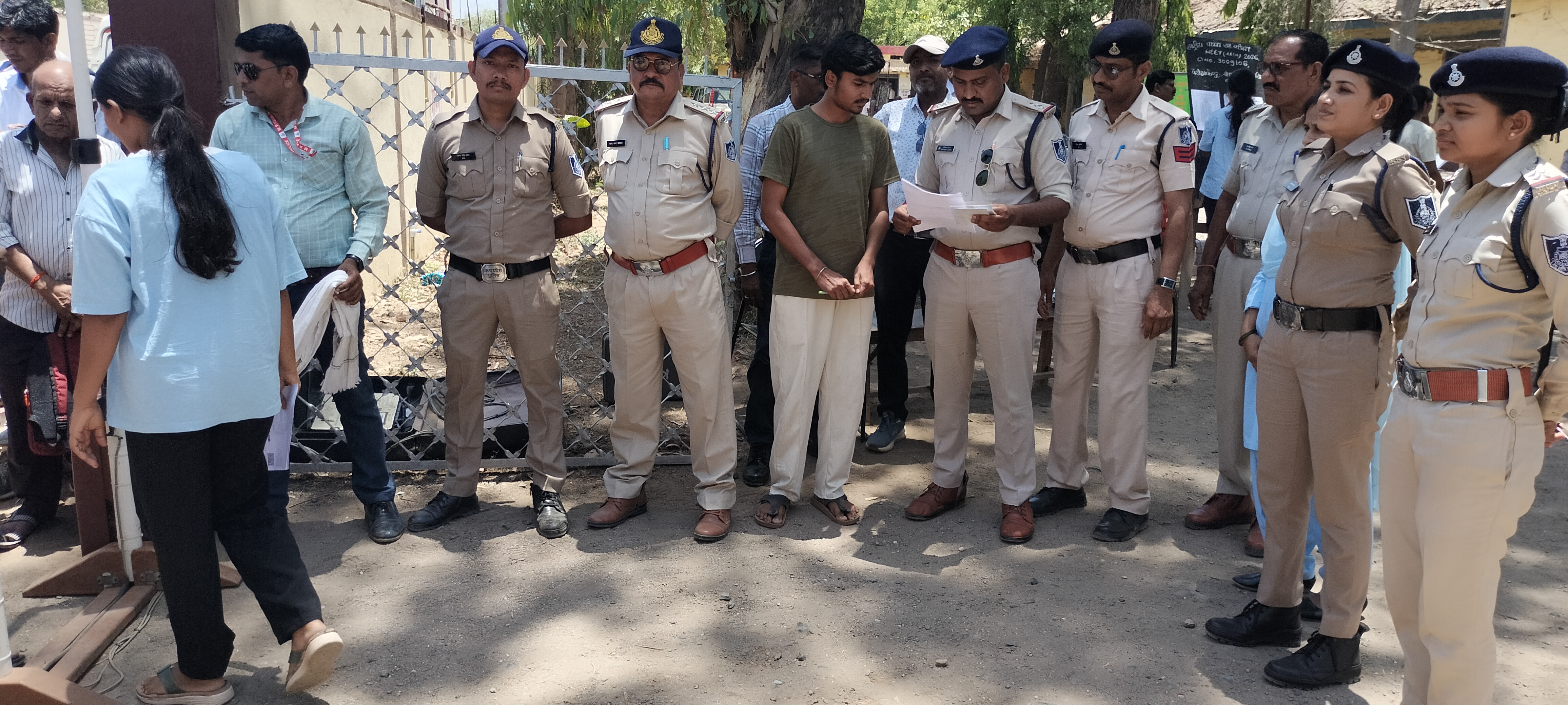 नीट यूजी शुरु, एग्जाम सेंटर में पहुंचे परीक्षार्थीः पुलिस व एजेंसी के लोगों ने की सघन जांच।परीक्षार्थी परीक्षा में हुए शामिल।