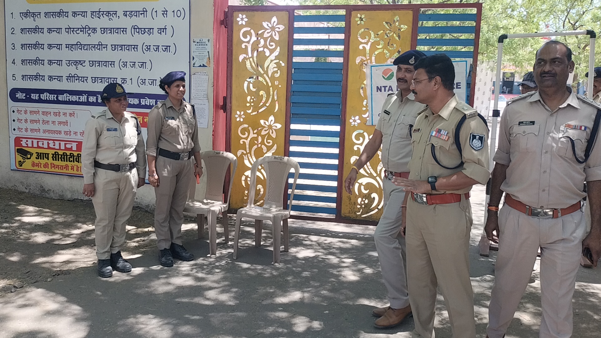 नीट यूजी शुरु, एग्जाम सेंटर में पहुंचे परीक्षार्थीः पुलिस व एजेंसी के लोगों ने की सघन जांच।परीक्षार्थी परीक्षा में हुए शामिल।