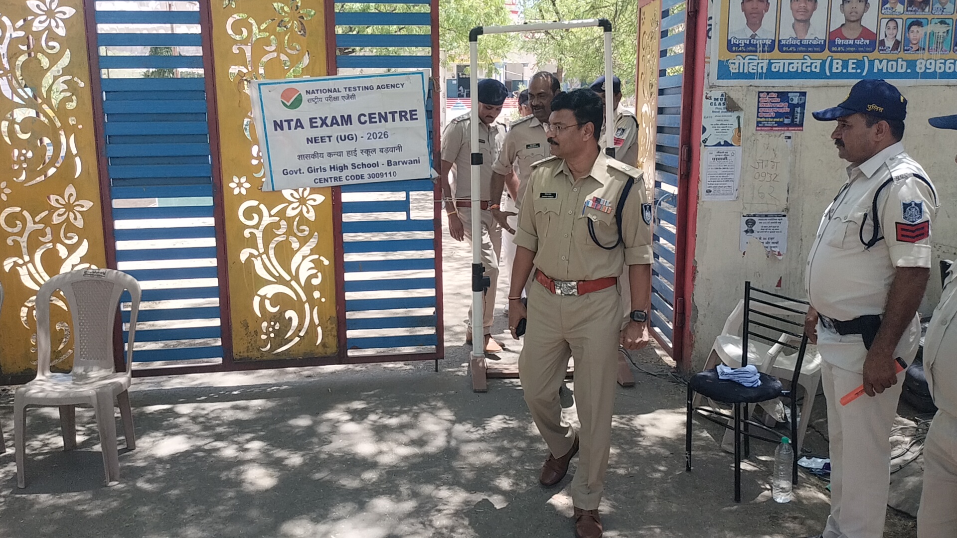 नीट यूजी शुरु, एग्जाम सेंटर में पहुंचे परीक्षार्थीः पुलिस व एजेंसी के लोगों ने की सघन जांच।परीक्षार्थी परीक्षा में हुए शामिल।