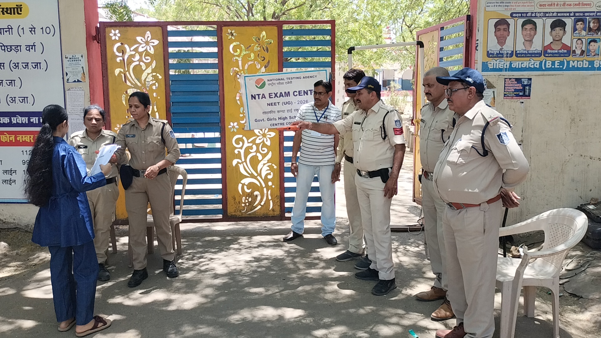 नीट यूजी शुरु, एग्जाम सेंटर में पहुंचे परीक्षार्थीः पुलिस व एजेंसी के लोगों ने की सघन जांच।परीक्षार्थी परीक्षा में हुए शामिल।