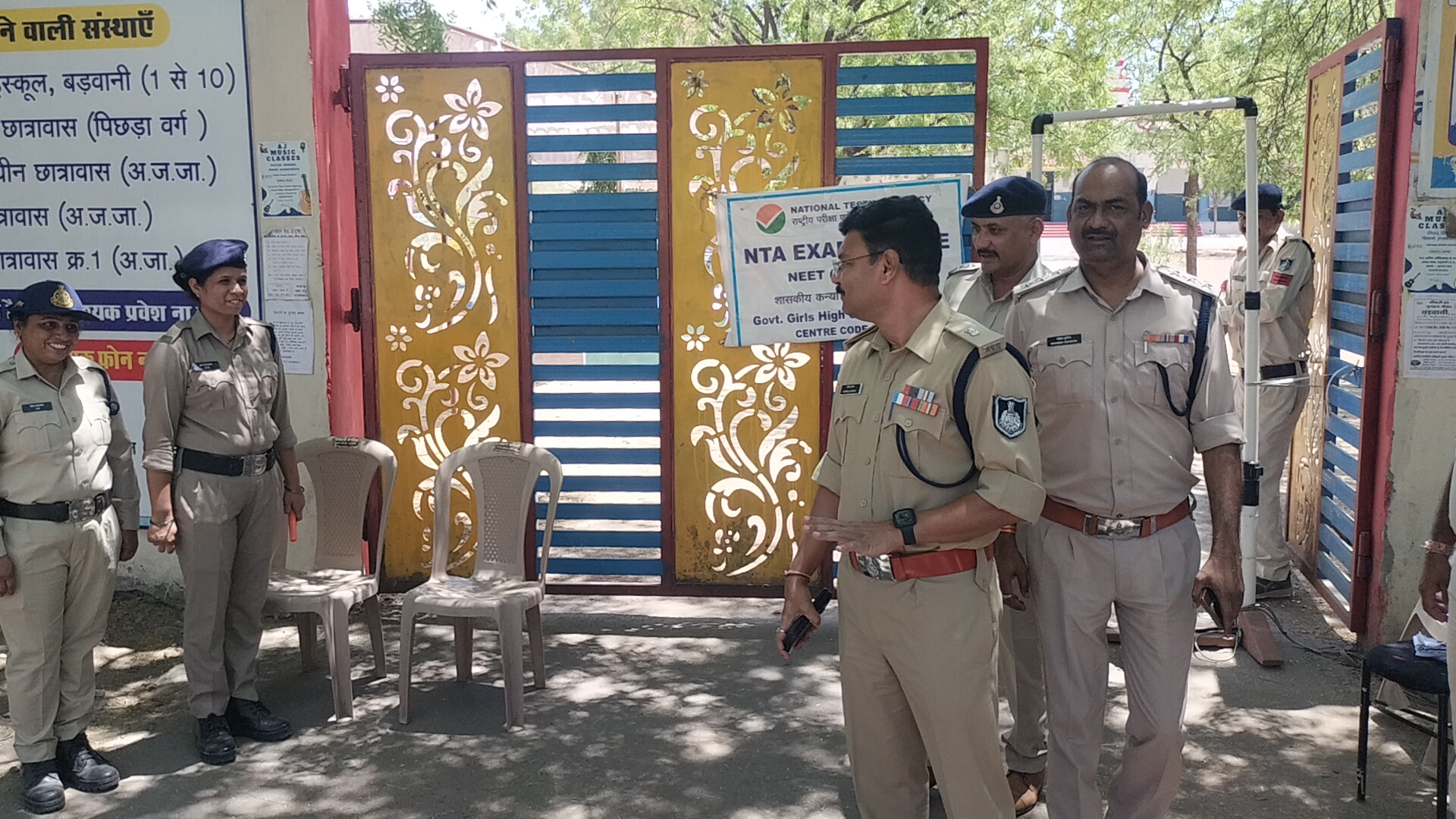 नीट यूजी शुरु, एग्जाम सेंटर में पहुंचे परीक्षार्थीः पुलिस व एजेंसी के लोगों ने की सघन जांच।परीक्षार्थी परीक्षा में हुए शामिल।