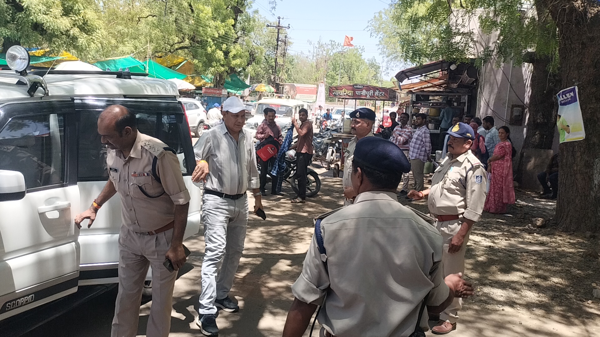 नीट यूजी शुरु, एग्जाम सेंटर में पहुंचे परीक्षार्थीः पुलिस व एजेंसी के लोगों ने की सघन जांच।परीक्षार्थी परीक्षा में हुए शामिल।