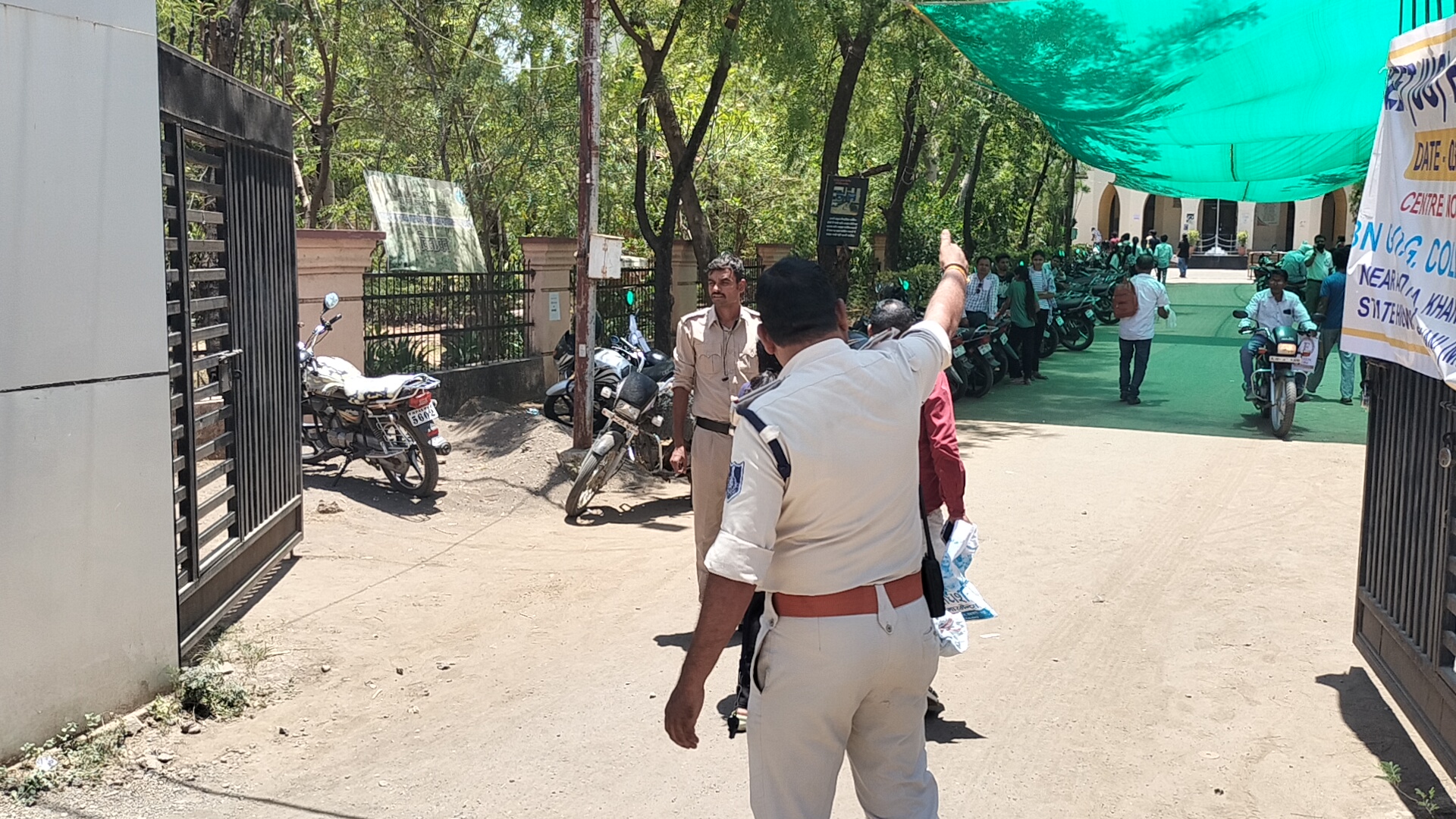 नीट यूजी शुरु, एग्जाम सेंटर में पहुंचे परीक्षार्थीः पुलिस व एजेंसी के लोगों ने की सघन जांच।परीक्षार्थी परीक्षा में हुए शामिल।