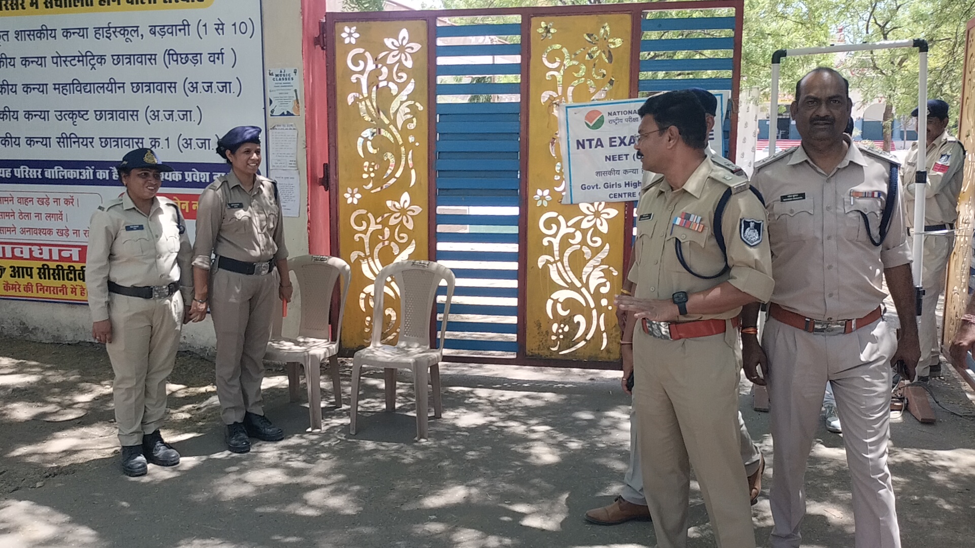 नीट यूजी शुरु, एग्जाम सेंटर में पहुंचे परीक्षार्थीः पुलिस व एजेंसी के लोगों ने की सघन जांच।परीक्षार्थी परीक्षा में हुए शामिल।