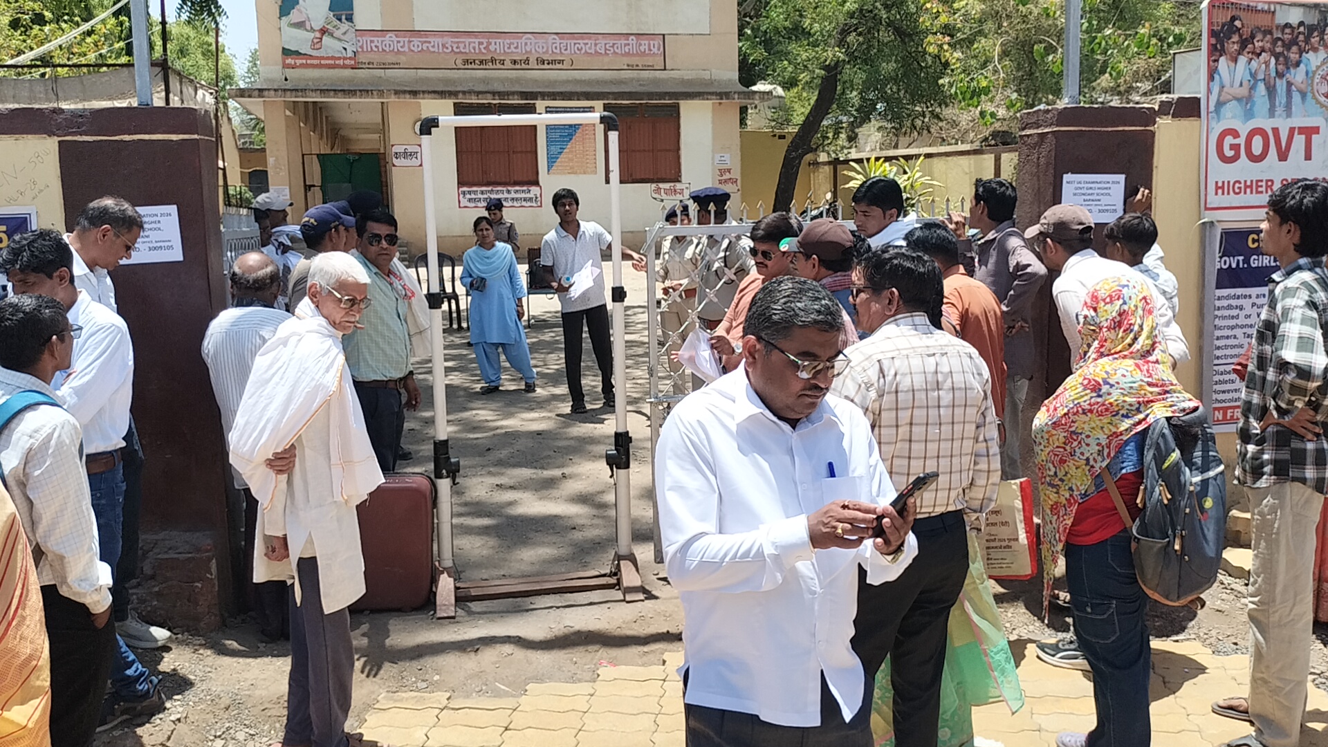 नीट यूजी शुरु, एग्जाम सेंटर में पहुंचे परीक्षार्थीः पुलिस व एजेंसी के लोगों ने की सघन जांच।परीक्षार्थी परीक्षा में हुए शामिल।