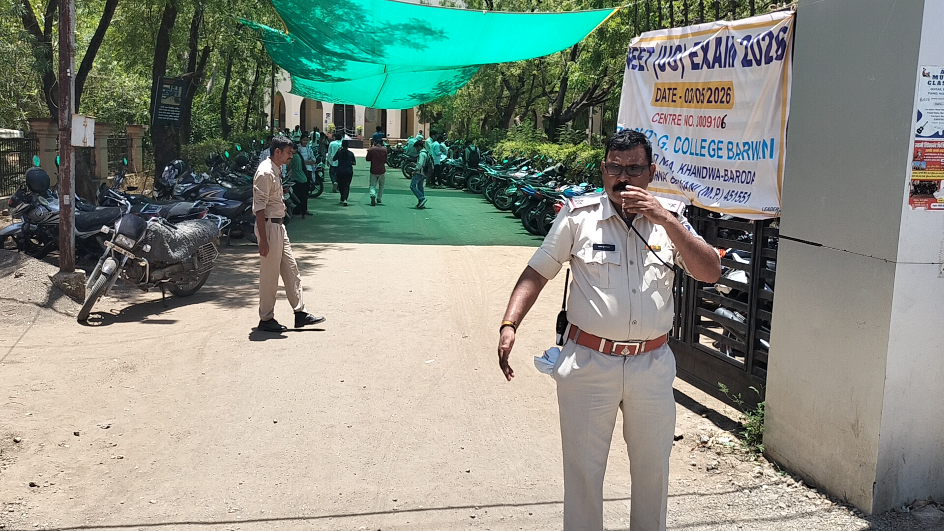 नीट यूजी शुरु, एग्जाम सेंटर में पहुंचे परीक्षार्थीः पुलिस व एजेंसी के लोगों ने की सघन जांच।परीक्षार्थी परीक्षा में हुए शामिल।