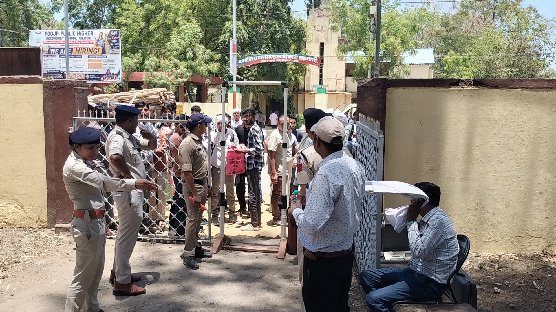 नीट यूजी शुरु, एग्जाम सेंटर में पहुंचे परीक्षार्थीः पुलिस व एजेंसी के लोगों ने की सघन जांच।परीक्षार्थी परीक्षा में हुए शामिल।