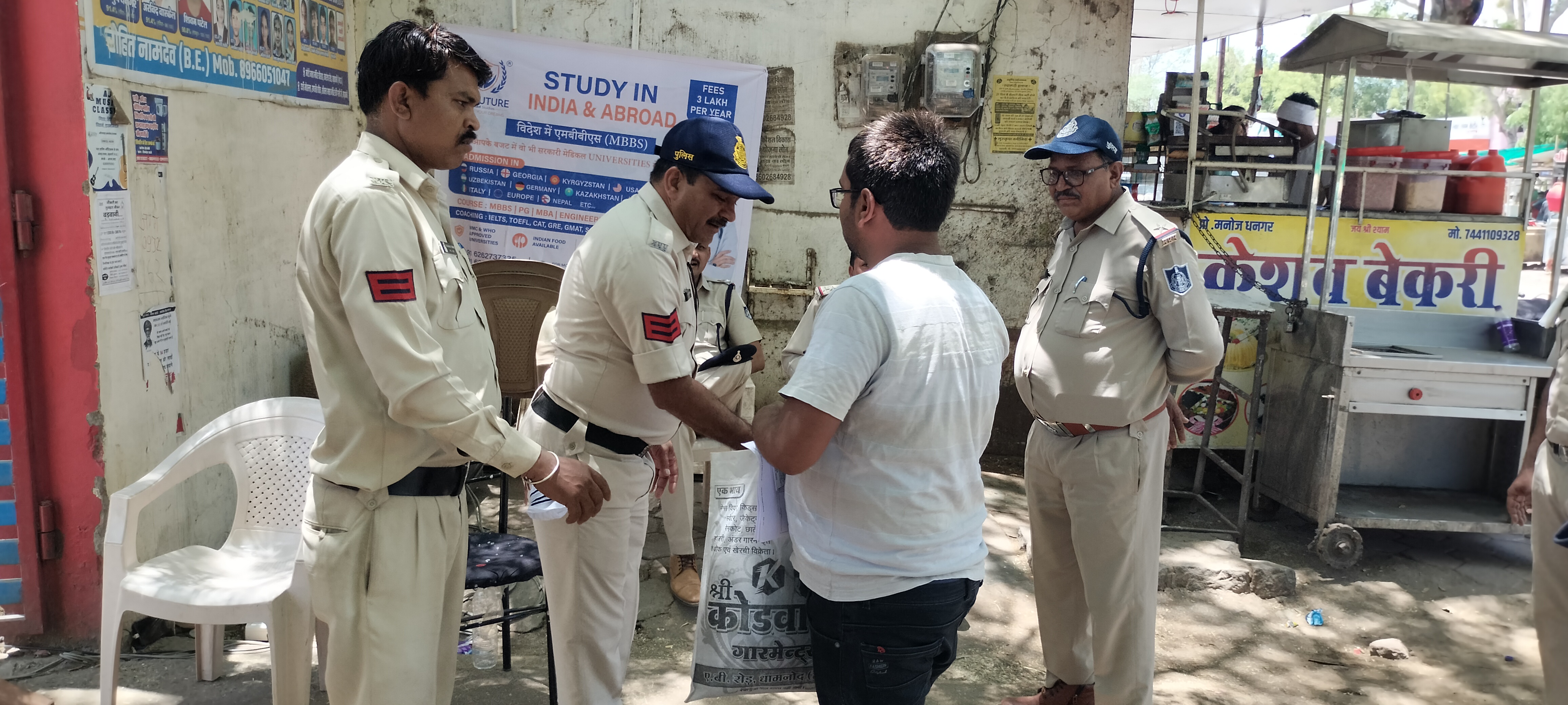नीट यूजी शुरु, एग्जाम सेंटर में पहुंचे परीक्षार्थीः पुलिस व एजेंसी के लोगों ने की सघन जांच।परीक्षार्थी परीक्षा में हुए शामिल।