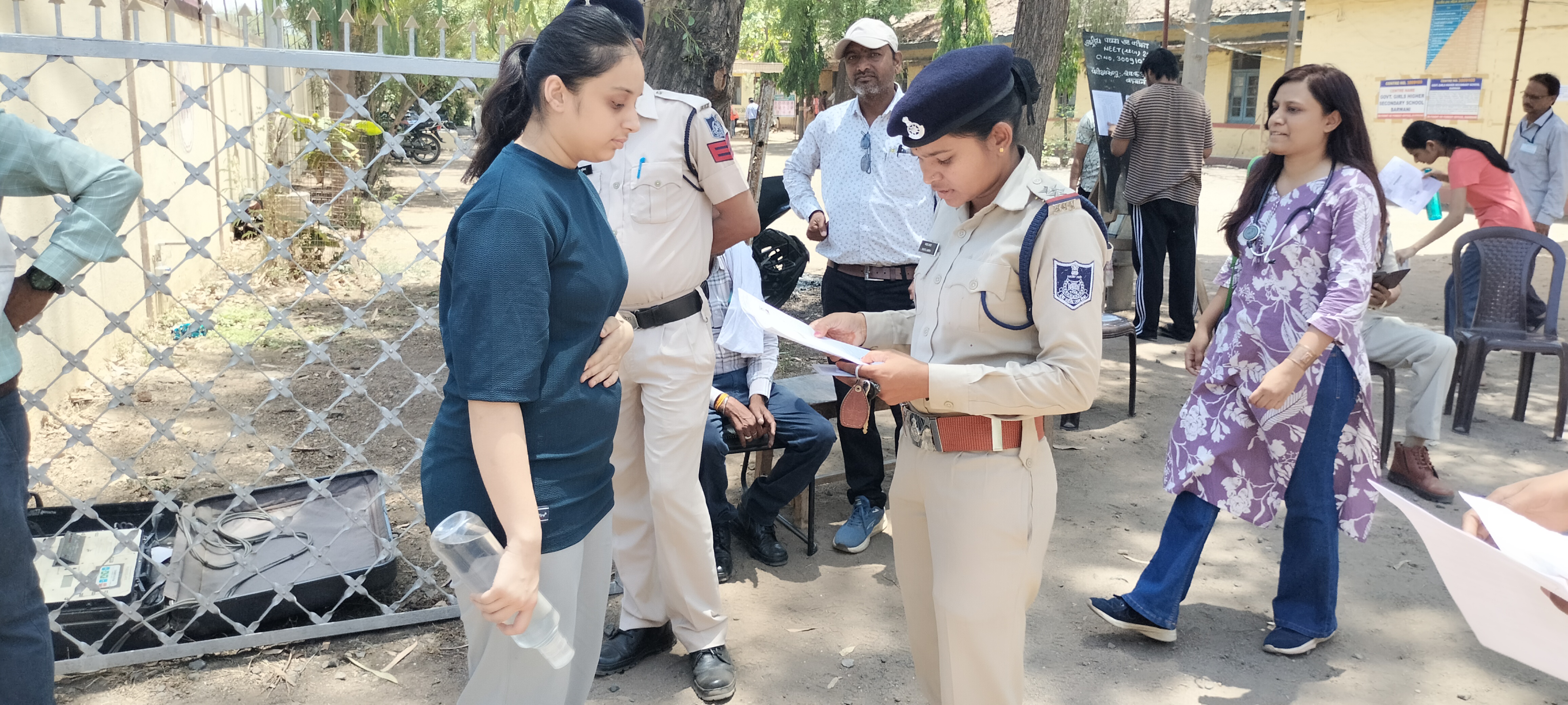 नीट यूजी शुरु, एग्जाम सेंटर में पहुंचे परीक्षार्थीः पुलिस व एजेंसी के लोगों ने की सघन जांच।परीक्षार्थी परीक्षा में हुए शामिल।