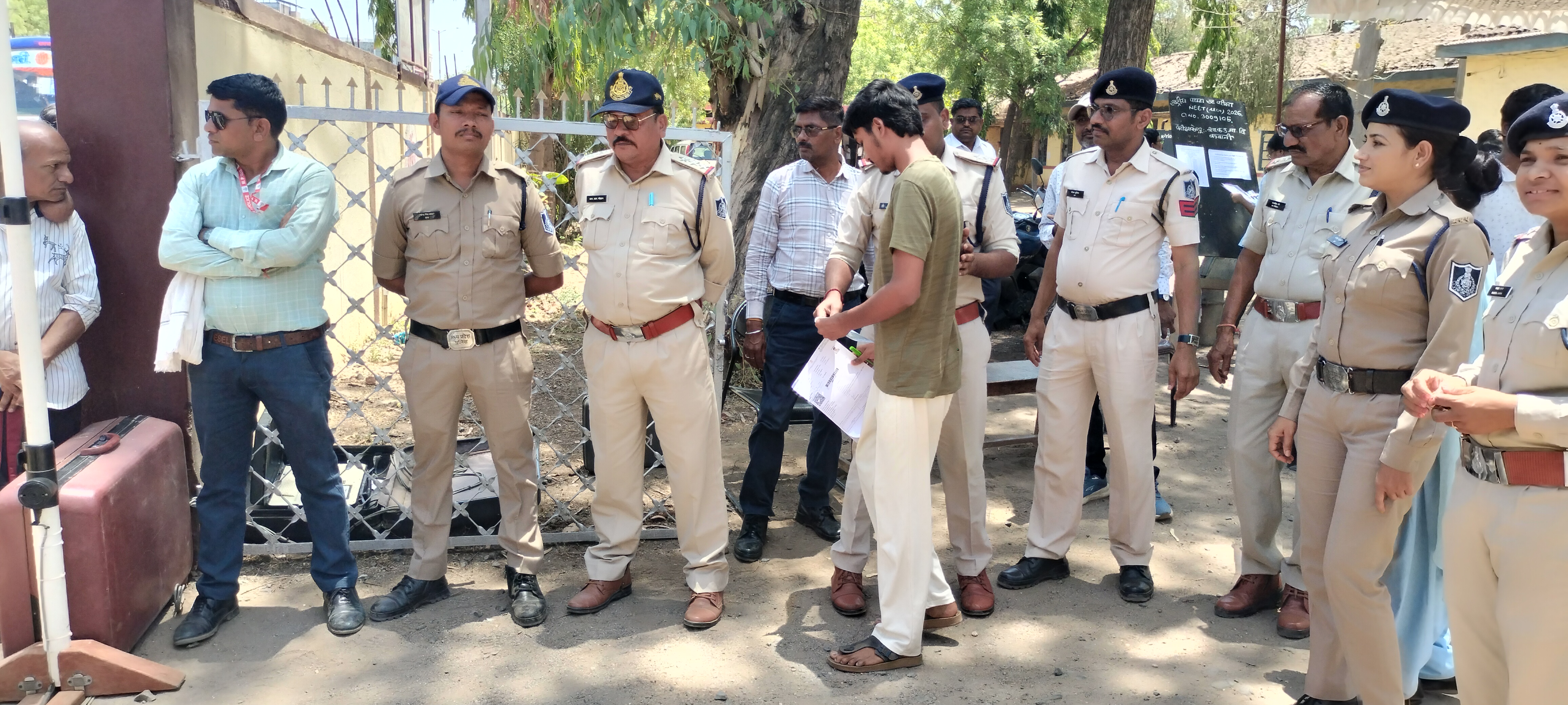 नीट यूजी शुरु, एग्जाम सेंटर में पहुंचे परीक्षार्थीः पुलिस व एजेंसी के लोगों ने की सघन जांच।परीक्षार्थी परीक्षा में हुए शामिल।