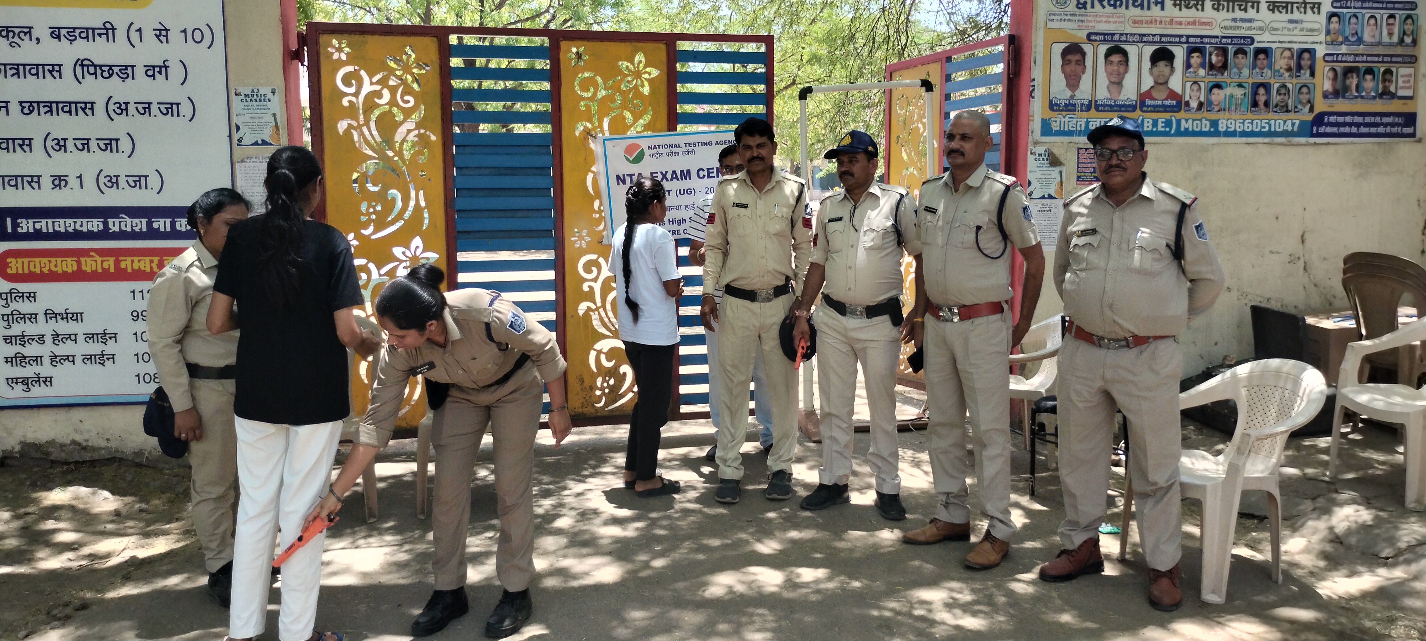 नीट यूजी शुरु, एग्जाम सेंटर में पहुंचे परीक्षार्थीः पुलिस व एजेंसी के लोगों ने की सघन जांच।परीक्षार्थी परीक्षा में हुए शामिल।