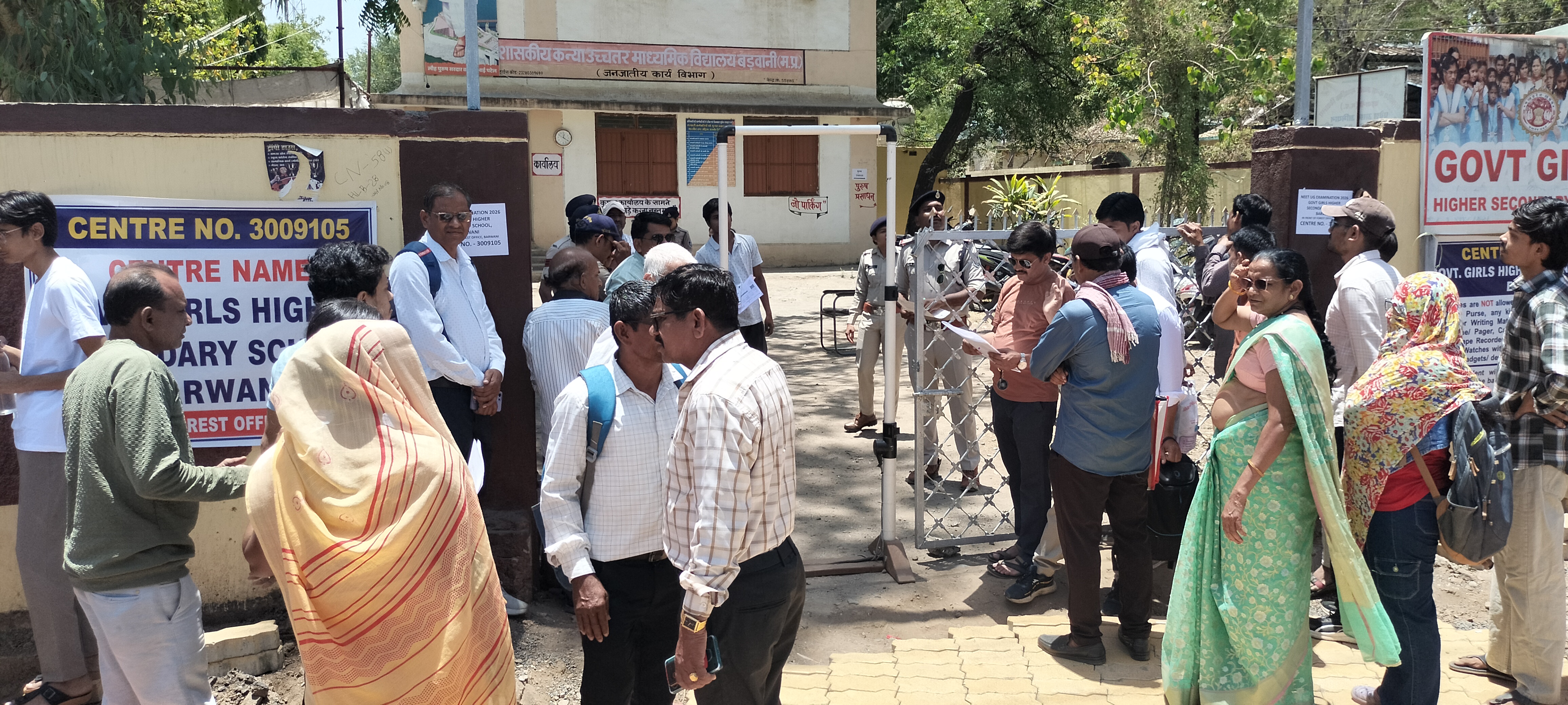 नीट यूजी शुरु, एग्जाम सेंटर में पहुंचे परीक्षार्थीः पुलिस व एजेंसी के लोगों ने की सघन जांच।परीक्षार्थी परीक्षा में हुए शामिल।