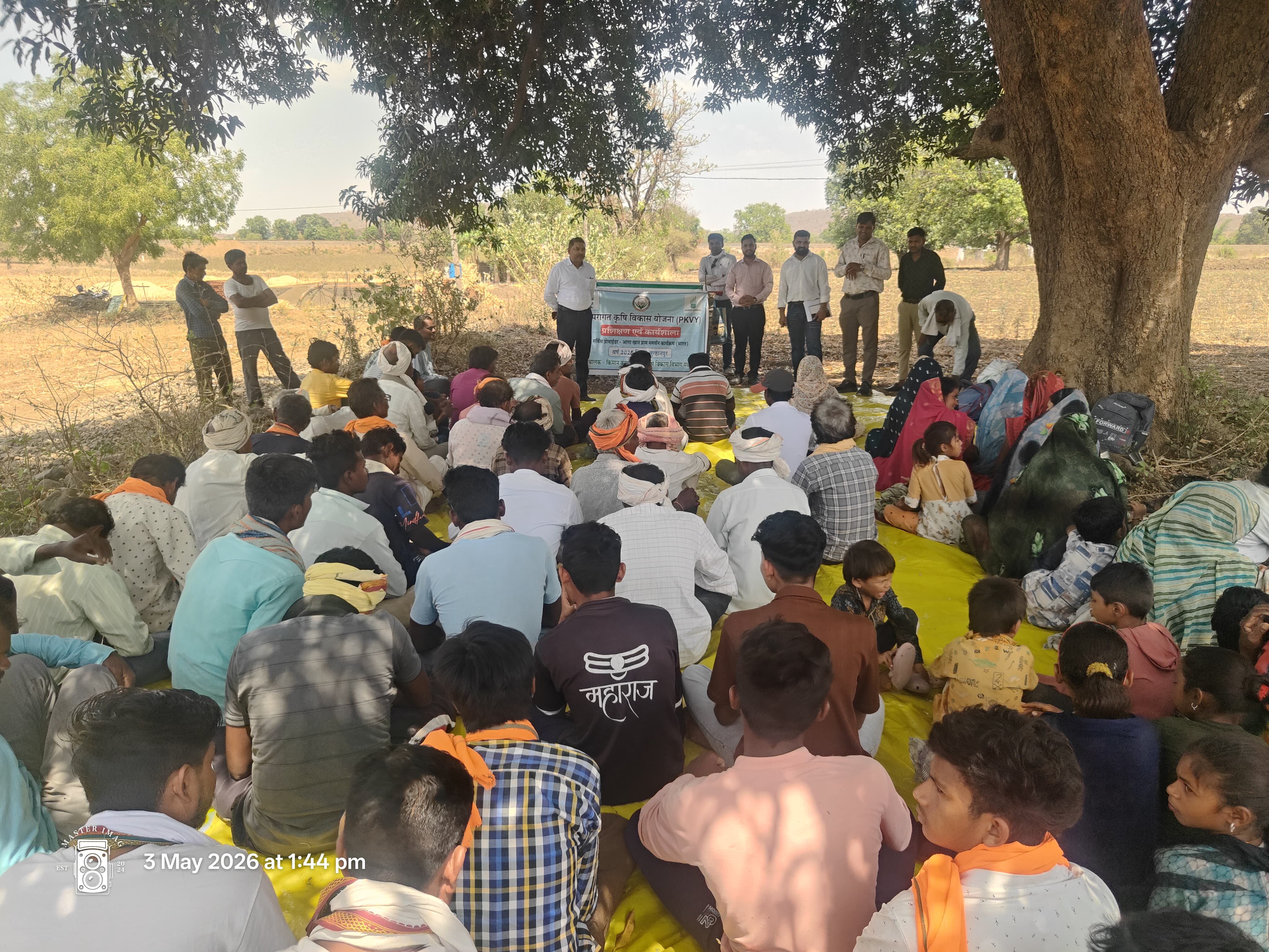 कृषि विभाग द्वारा विकासखंड खकनार के कृषको के खेतों में जाकर ई विकास व उर्वरक की दी जानकारी
