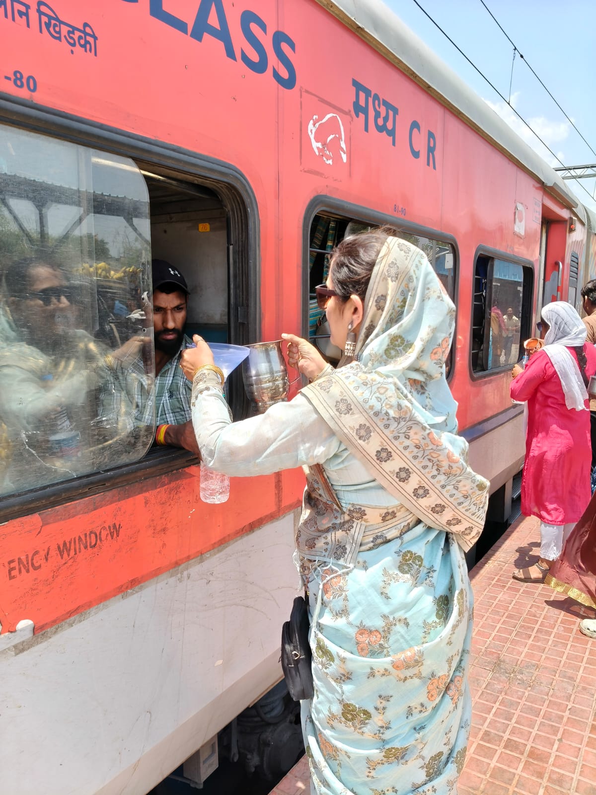 “तपती गर्मी में इंसानियत का ठंडा एहसास—लालबाग स्टेशन पर जल सेवा से यात्रियों को राहत”