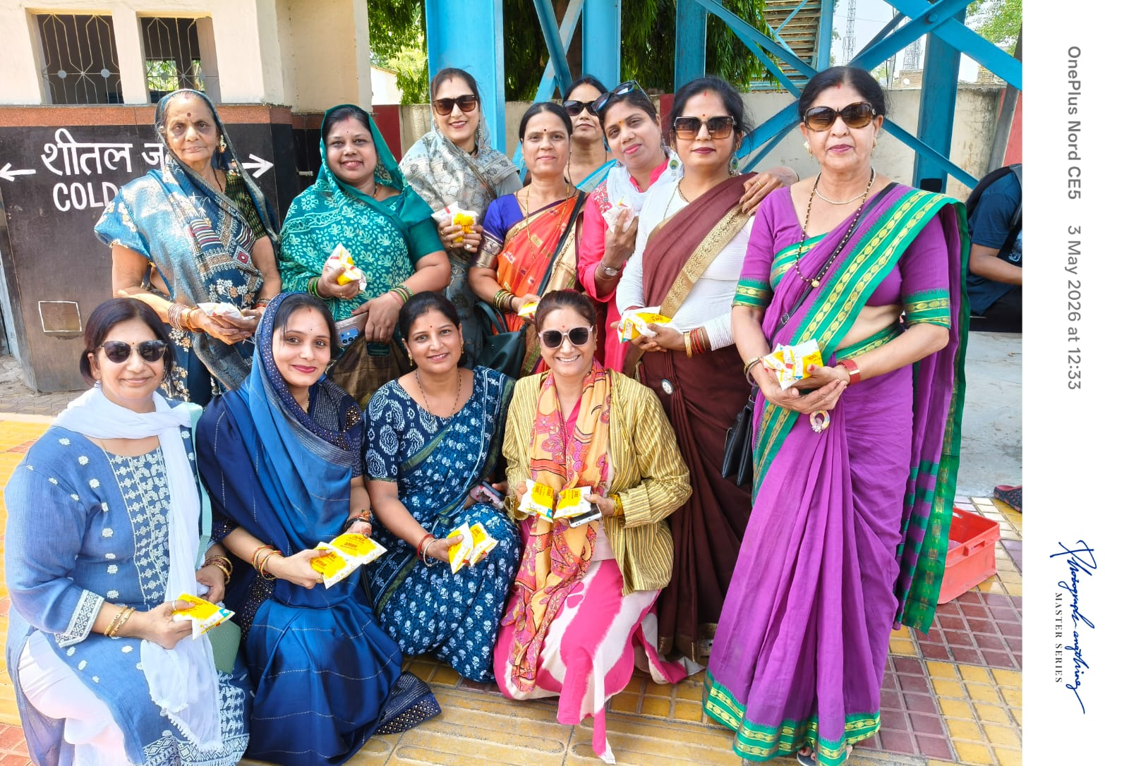 “तपती गर्मी में इंसानियत का ठंडा एहसास—लालबाग स्टेशन पर जल सेवा से यात्रियों को राहत”