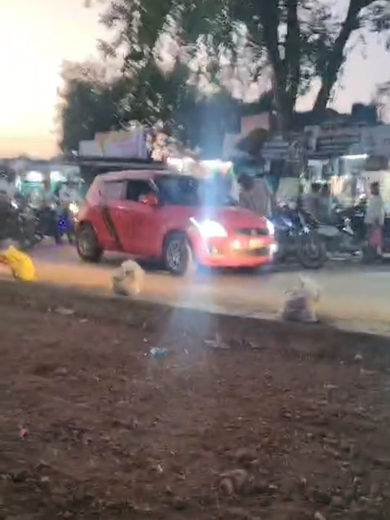 *आठनेर में सड़क निर्माण बना जानलेवा खतरा,बिना बैरिकेडिंग खोदी सड़क, बड़ा हादसा टला*