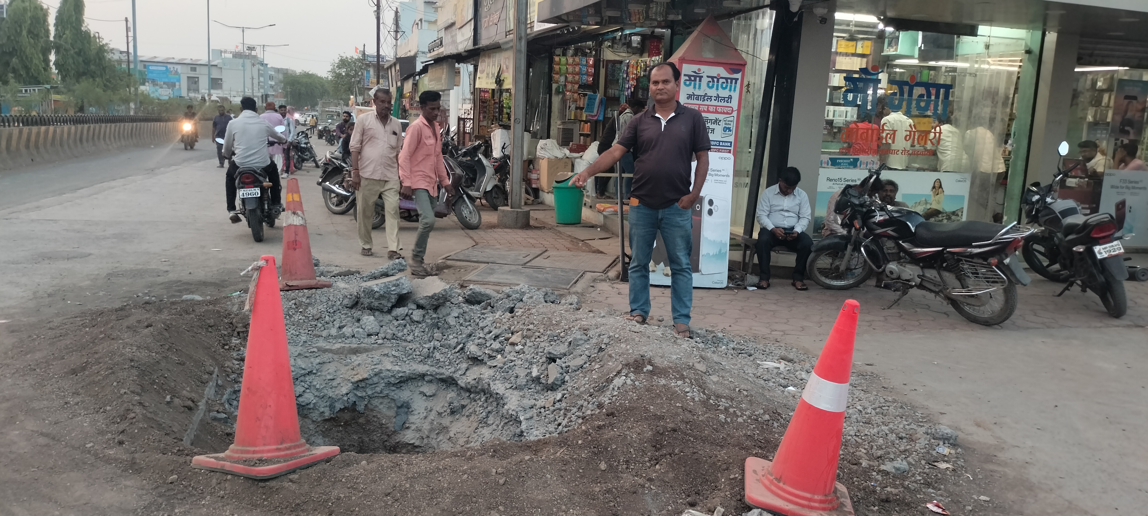 सीवरेज लाइन और गैस लाइन के कार्य के चलते ,गड्डो की भरमार जहां-तहां गड्ढे खोदने से यातायात हो रहा अवरुद्ध  यातायात व्यवस्था हुई लाचार