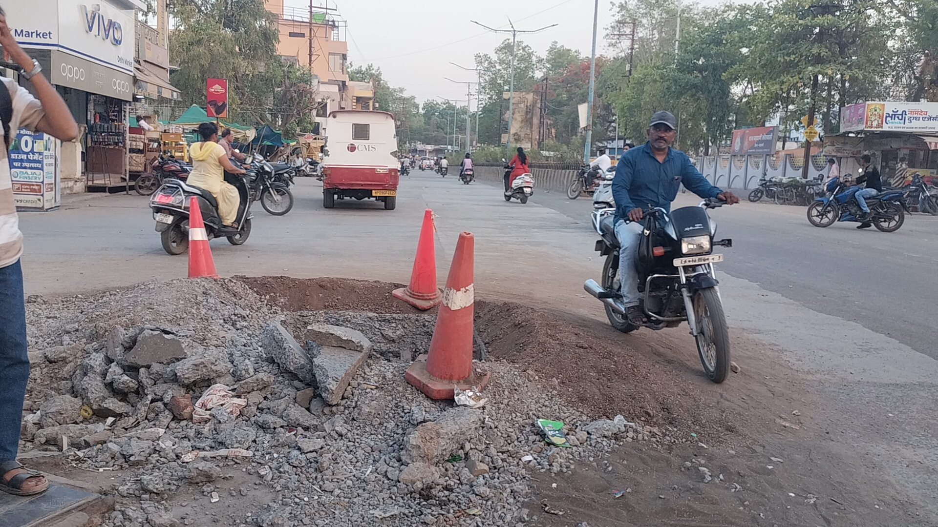 सीवरेज लाइन और गैस लाइन के कार्य के चलते ,गड्डो की भरमार जहां-तहां गड्ढे खोदने से यातायात हो रहा अवरुद्ध  यातायात व्यवस्था हुई लाचार
