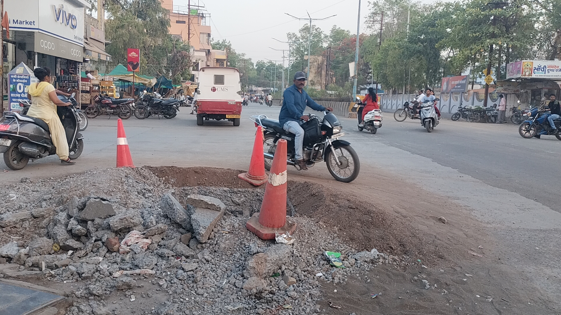 सीवरेज लाइन और गैस लाइन के कार्य के चलते ,गड्डो की भरमार जहां-तहां गड्ढे खोदने से यातायात हो रहा अवरुद्ध  यातायात व्यवस्था हुई लाचार