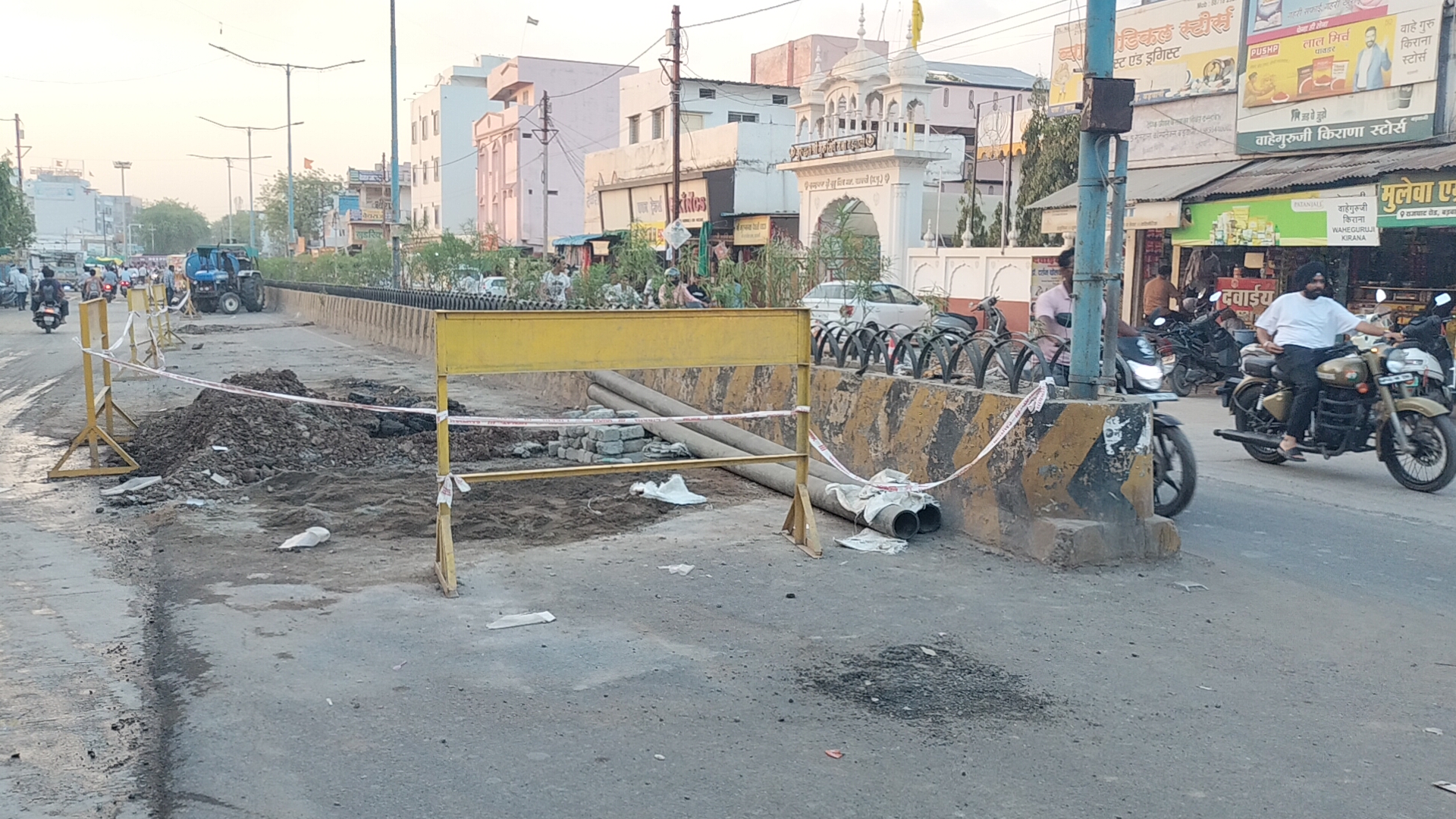 सीवरेज लाइन और गैस लाइन के कार्य के चलते ,गड्डो की भरमार जहां-तहां गड्ढे खोदने से यातायात हो रहा अवरुद्ध  यातायात व्यवस्था हुई लाचार