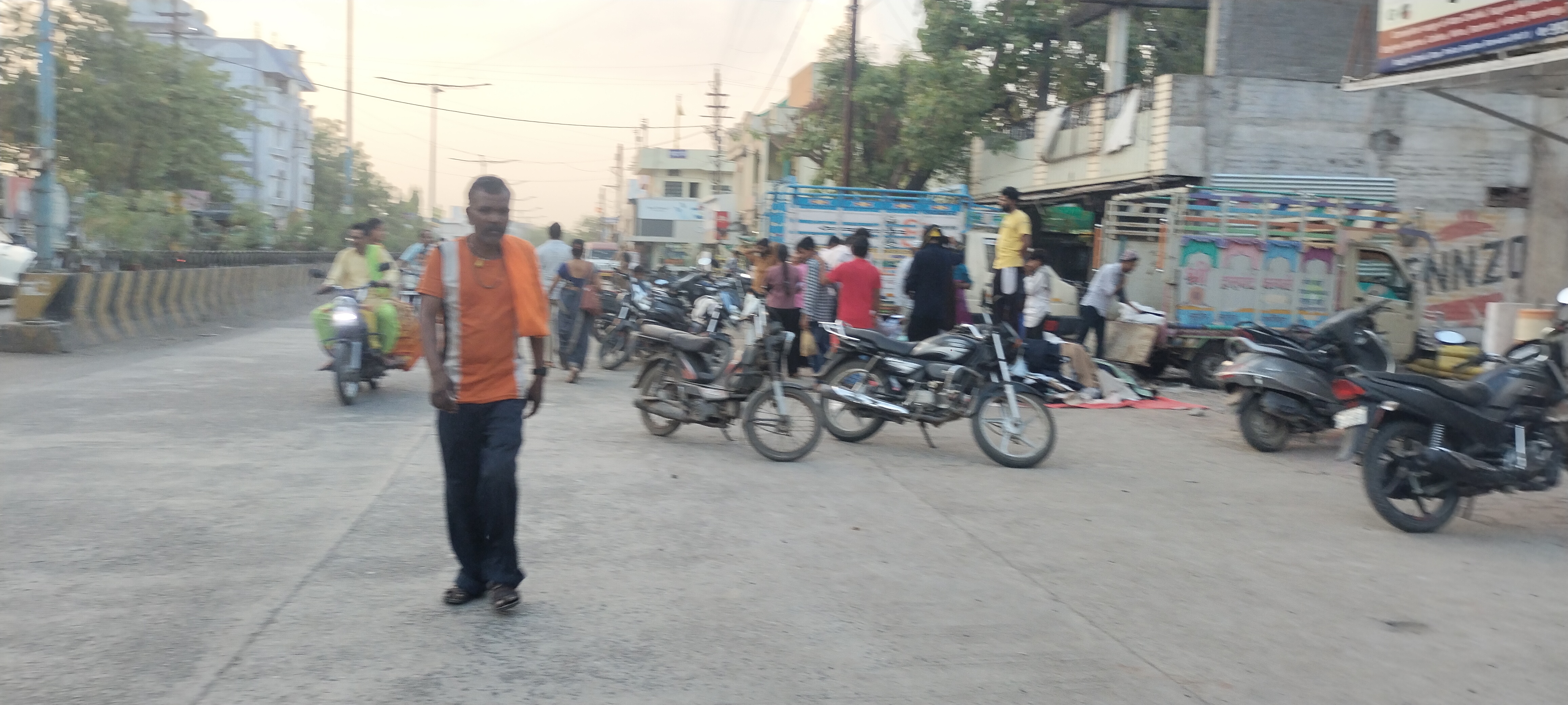 सीवरेज लाइन और गैस लाइन के कार्य के चलते ,गड्डो की भरमार जहां-तहां गड्ढे खोदने से यातायात हो रहा अवरुद्ध  यातायात व्यवस्था हुई लाचार
